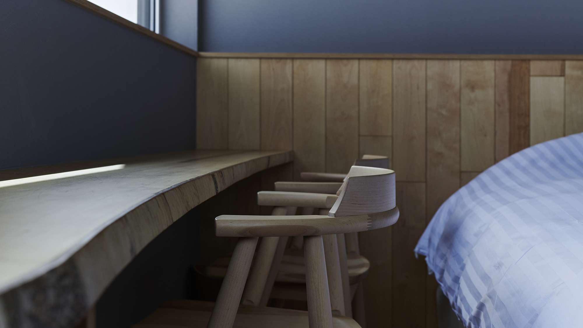 ・【お部屋】木の質感と温もりあるテーブルやチェアが彩る、心地のよい空間