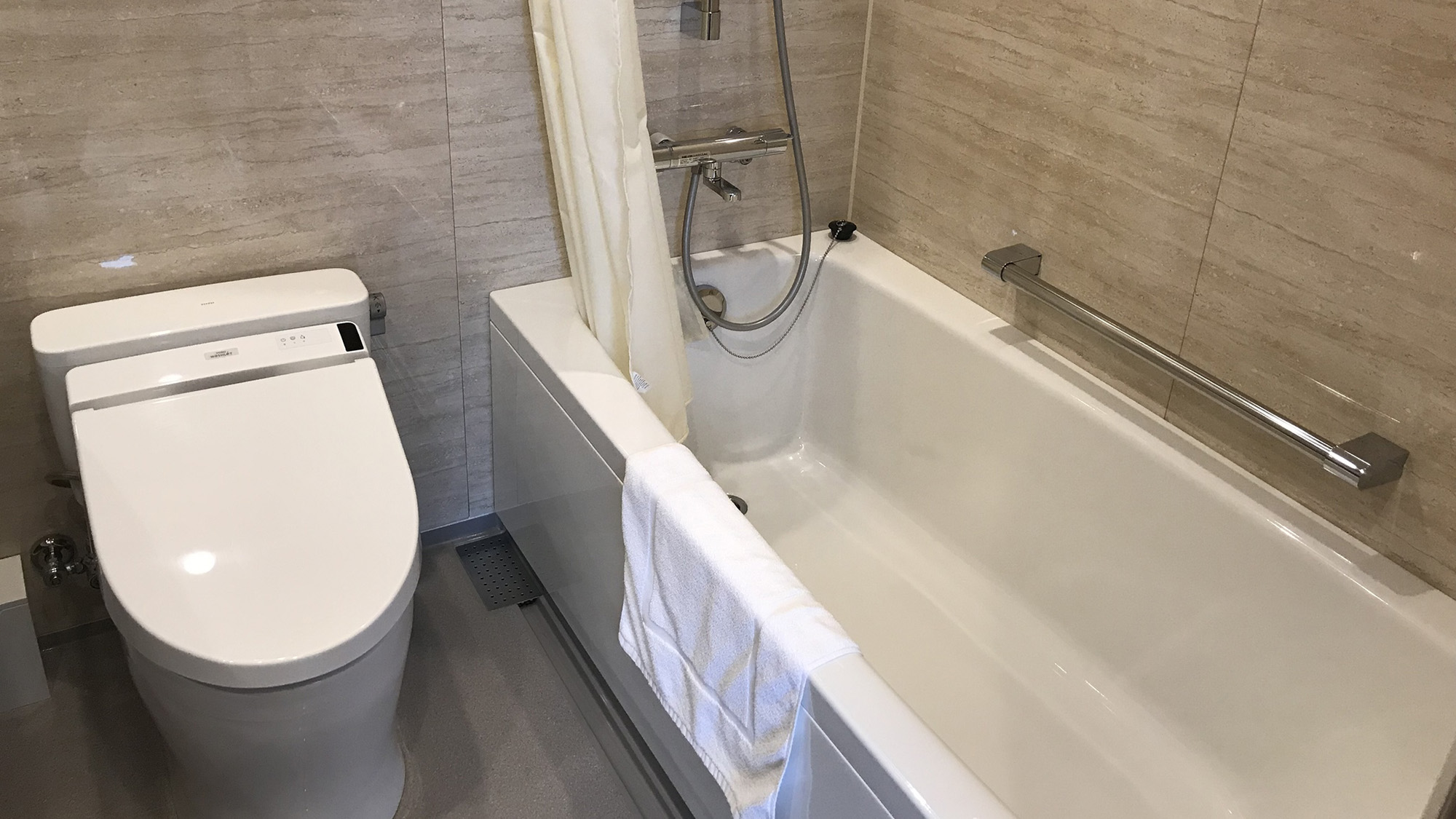 ・【ユニットバス】トイレは温水洗浄便座付。快適にご使用いただけます