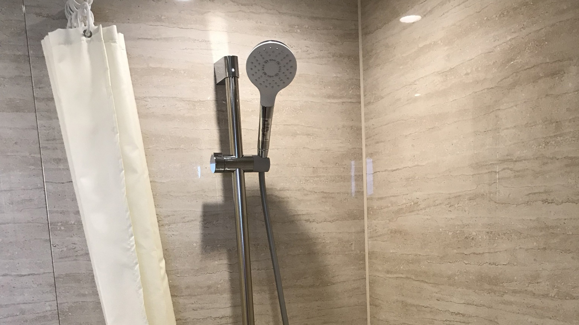 ・【ユニットバス】大きめのシャワーヘッドを採用。たっぷりとお湯を浴びることができます