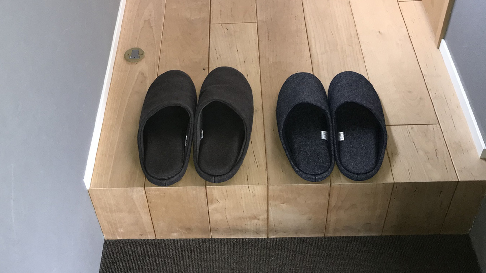 ・【エントランス】スリッパに履き替えてお上がりください