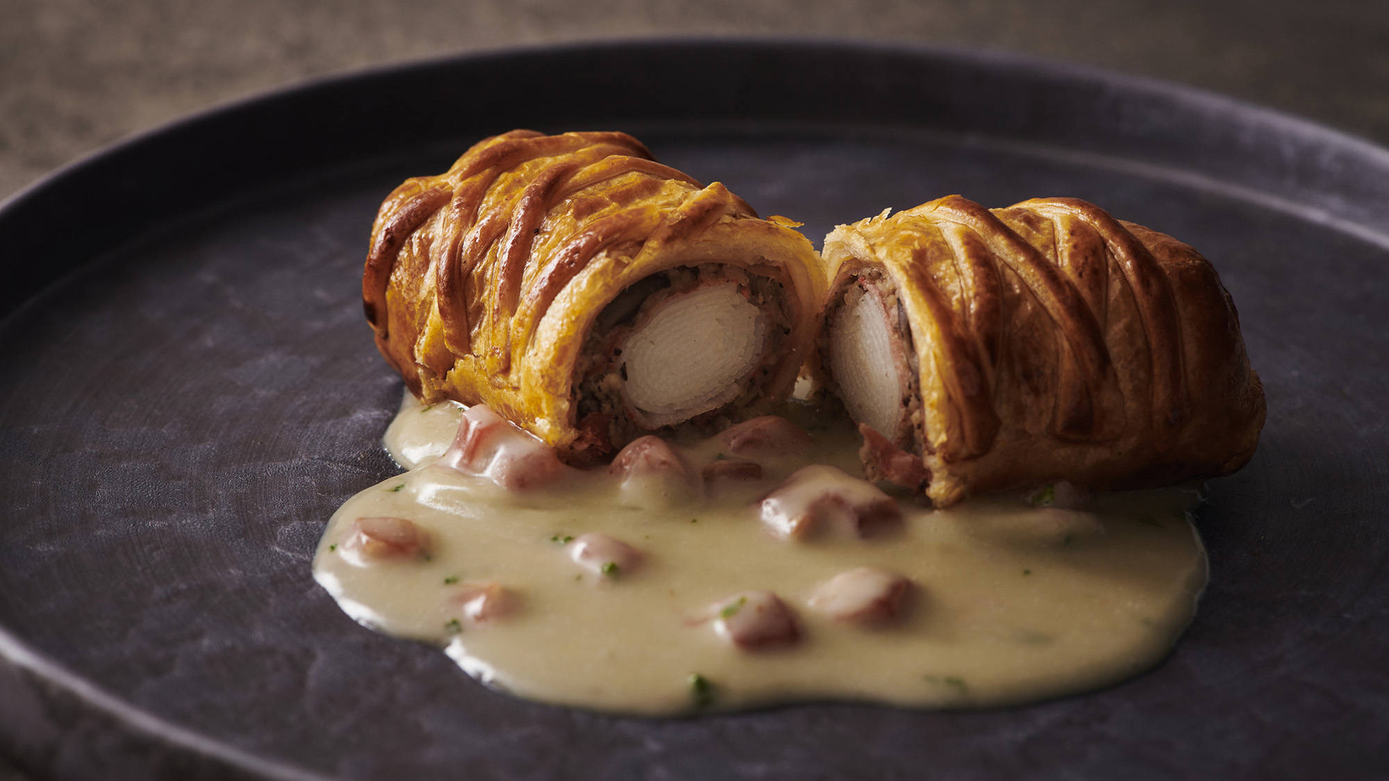 ・【夕食一例】香ばしいパイ包み焼きに、特製ソースがよく合います