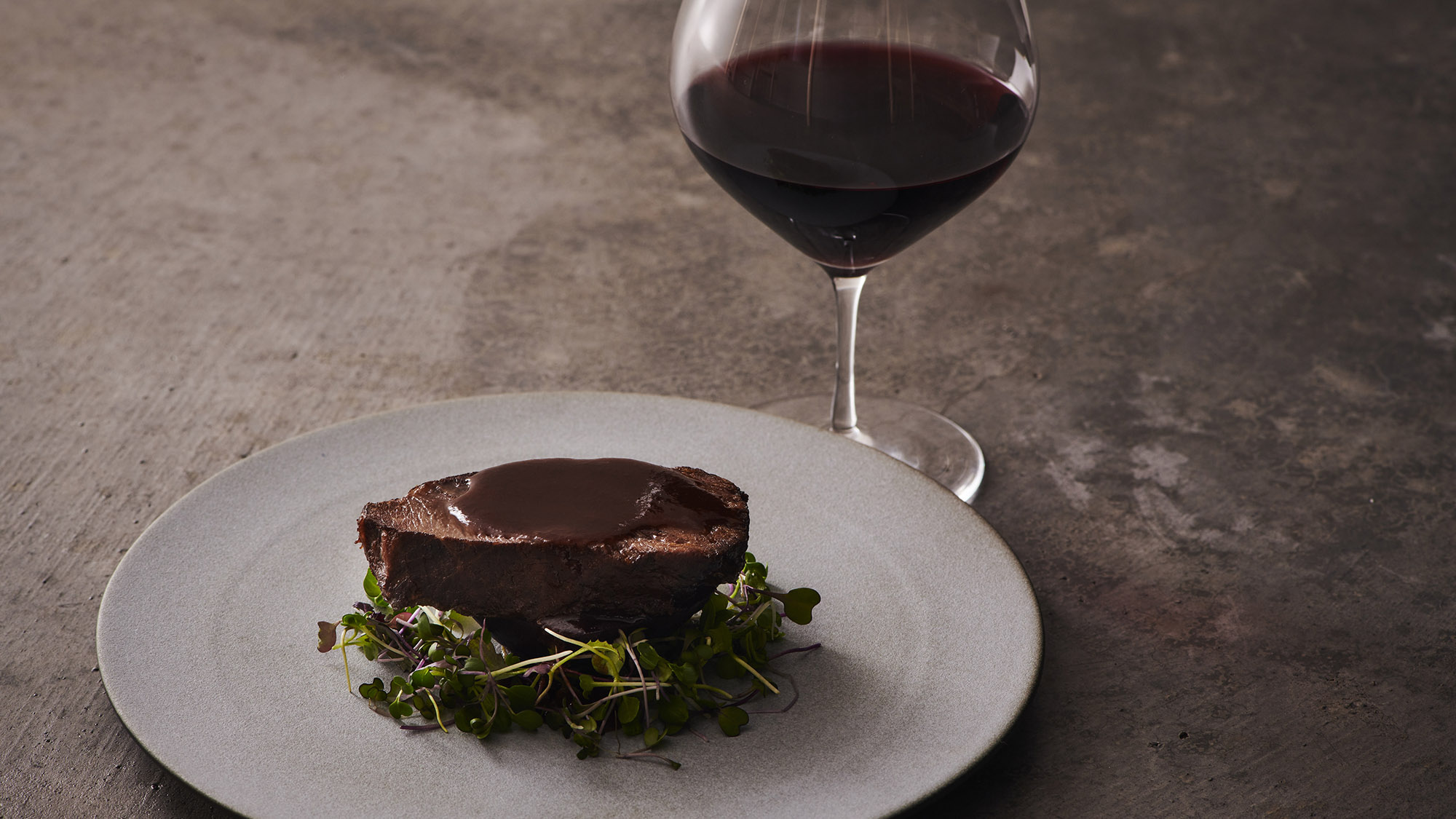 ・【夕食一例】じっくりと煮込んで仕上げた、牛ほほ肉の赤ワイン煮込み。厳選したワインとの相性も抜群です