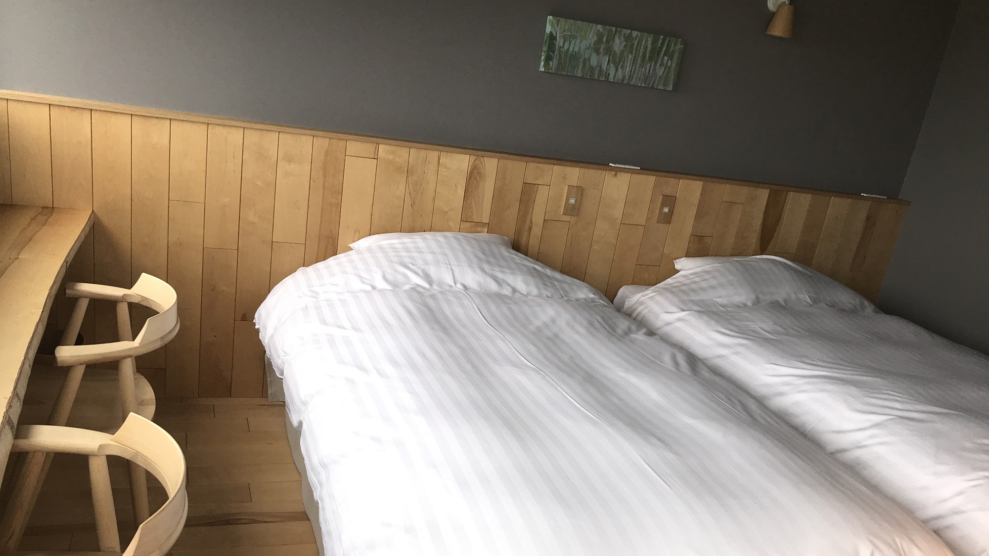 ・【お部屋】木のぬくもりに包まれるお部屋。ふかふかなベッドで旅の疲れを癒してください