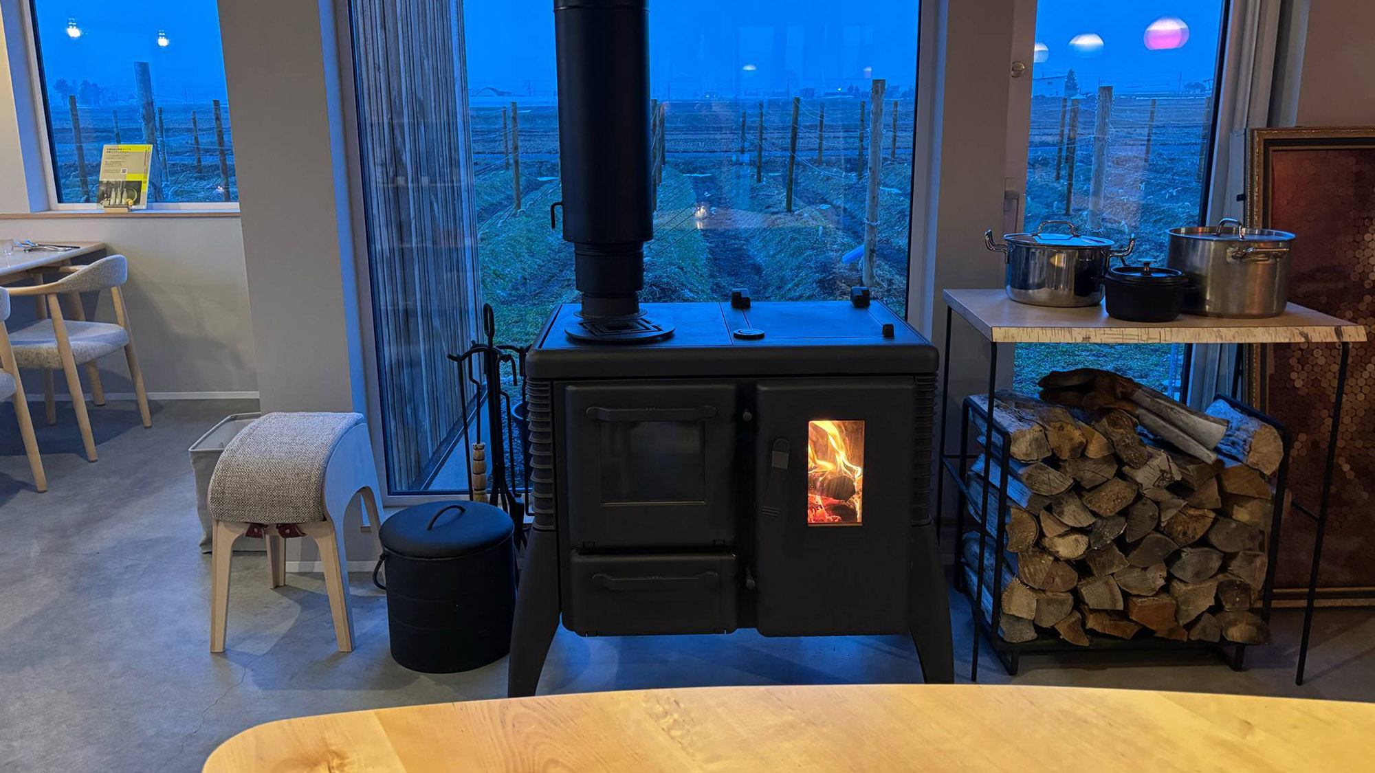 ・【レストラン】寒い時期は薪ストーブの揺らめく炎が暖かさを演出