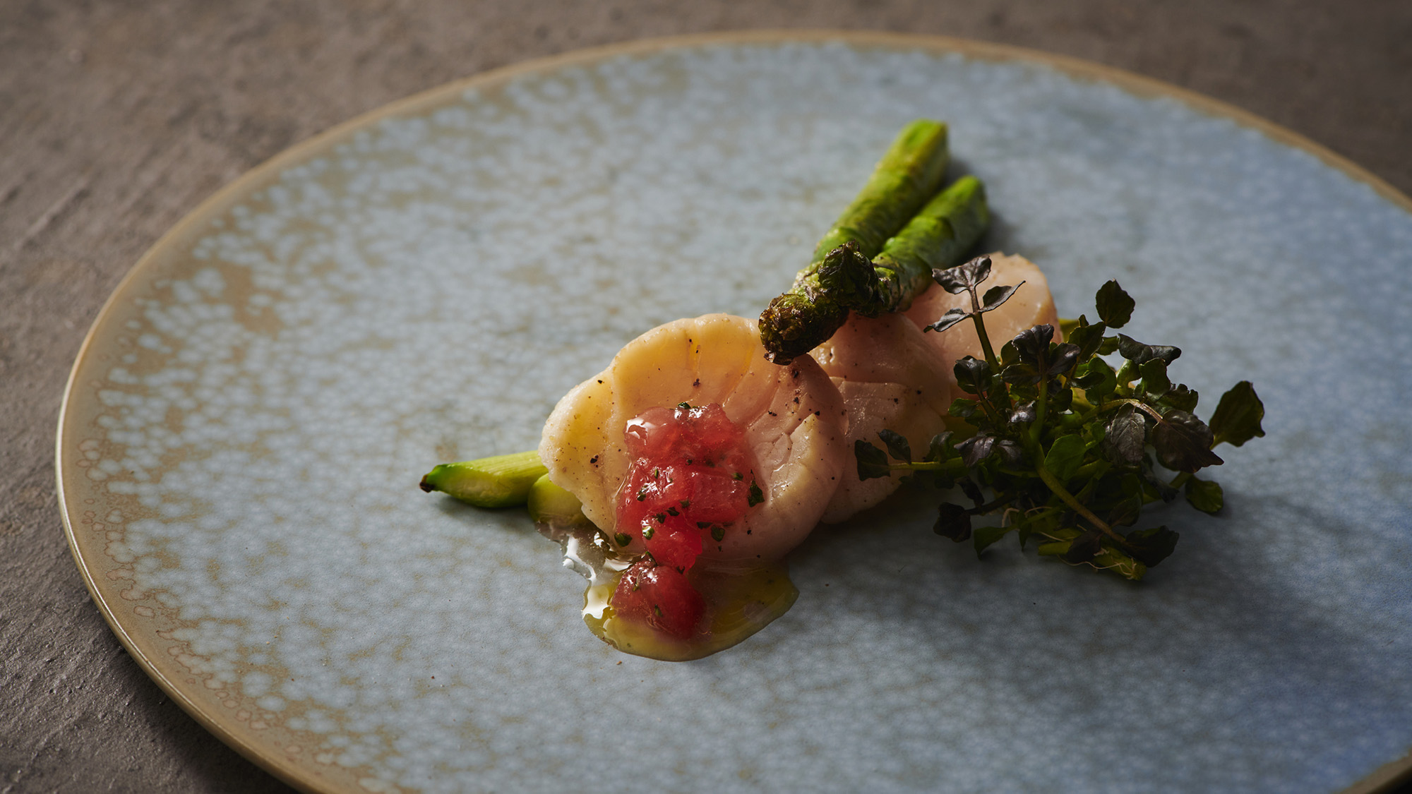 ・【夕食一例】ホタテとアスパラのソテー。北海道の旬の食材をふんだんに使っています