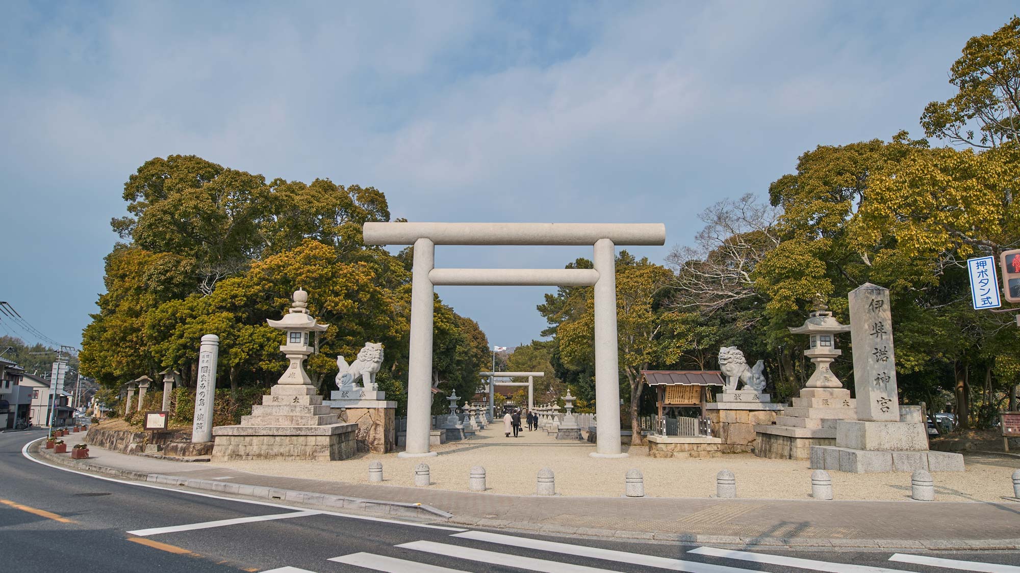 伊弉諾神宮は当宿から徒歩約1分のところにございます