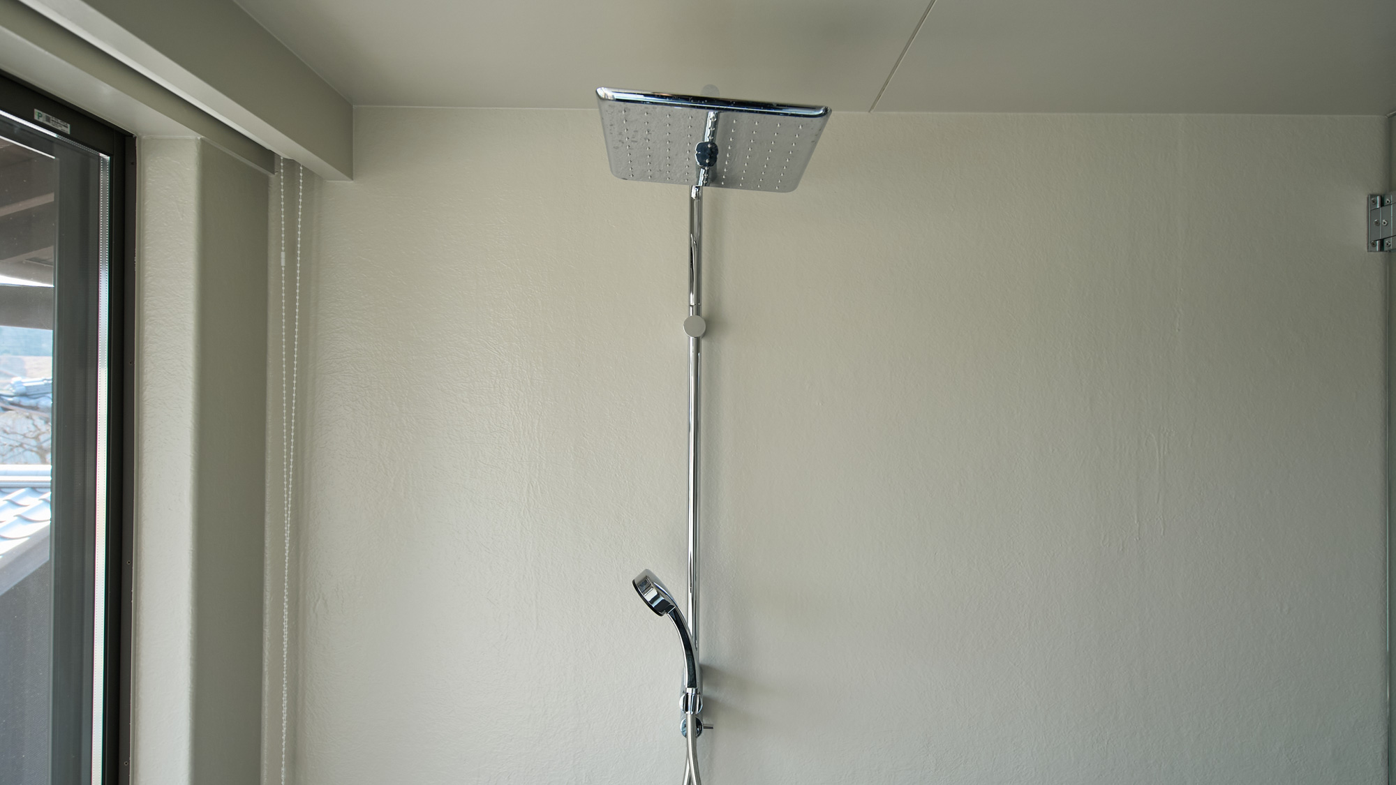 お風呂はオーバーヘッドシャワーを備えています