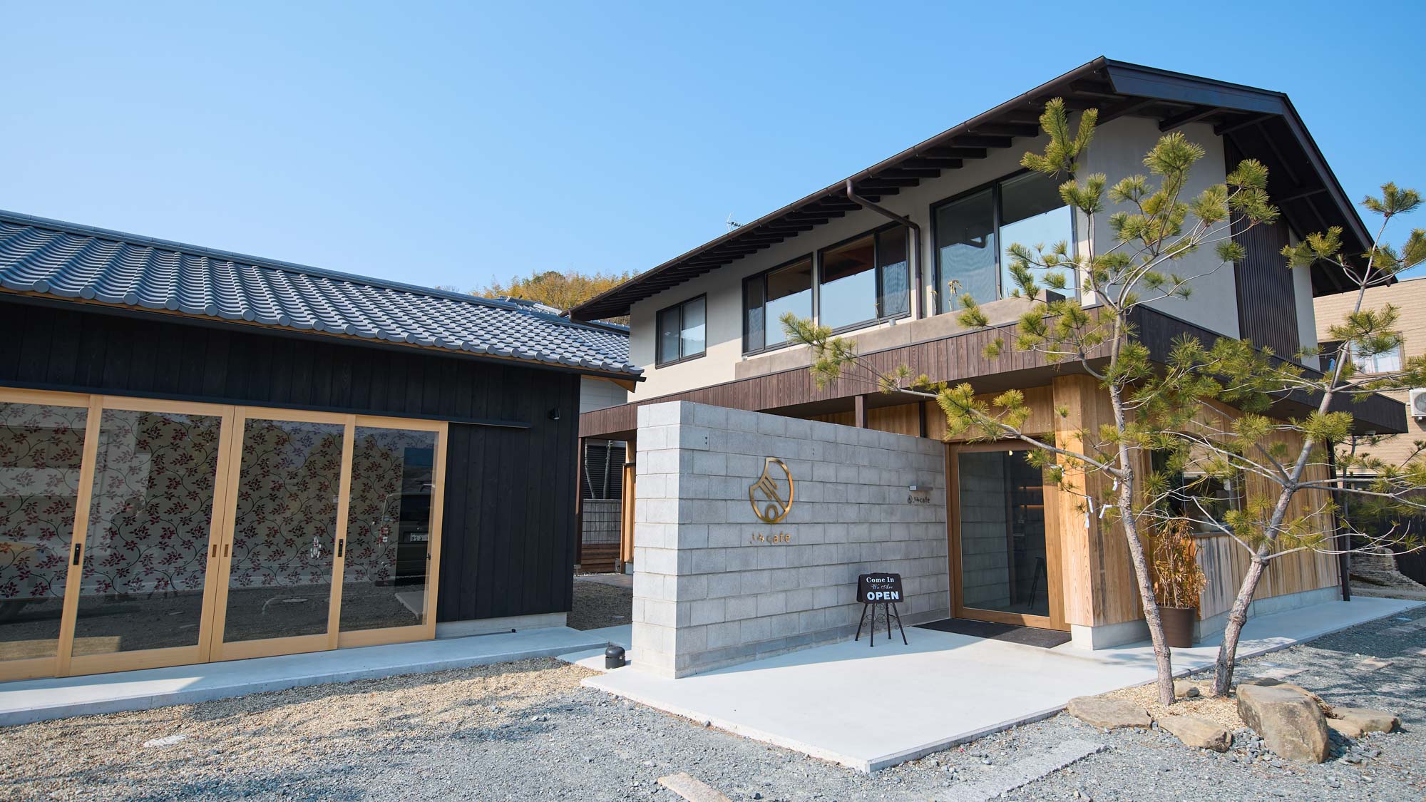 【外観】1階はカフェ、2階は宿泊が出来る様になっております