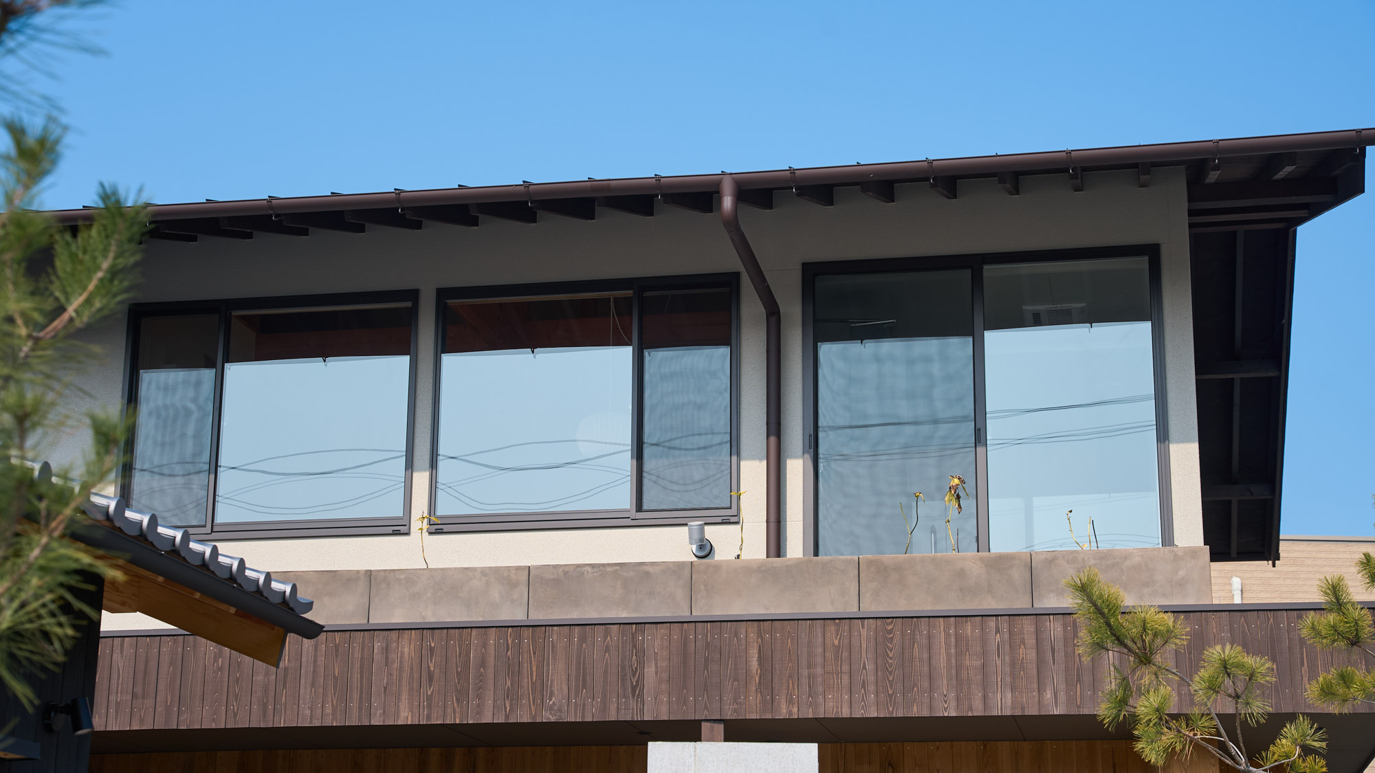 【外観】1階はカフェ、2階は宿泊が出来る様になっております