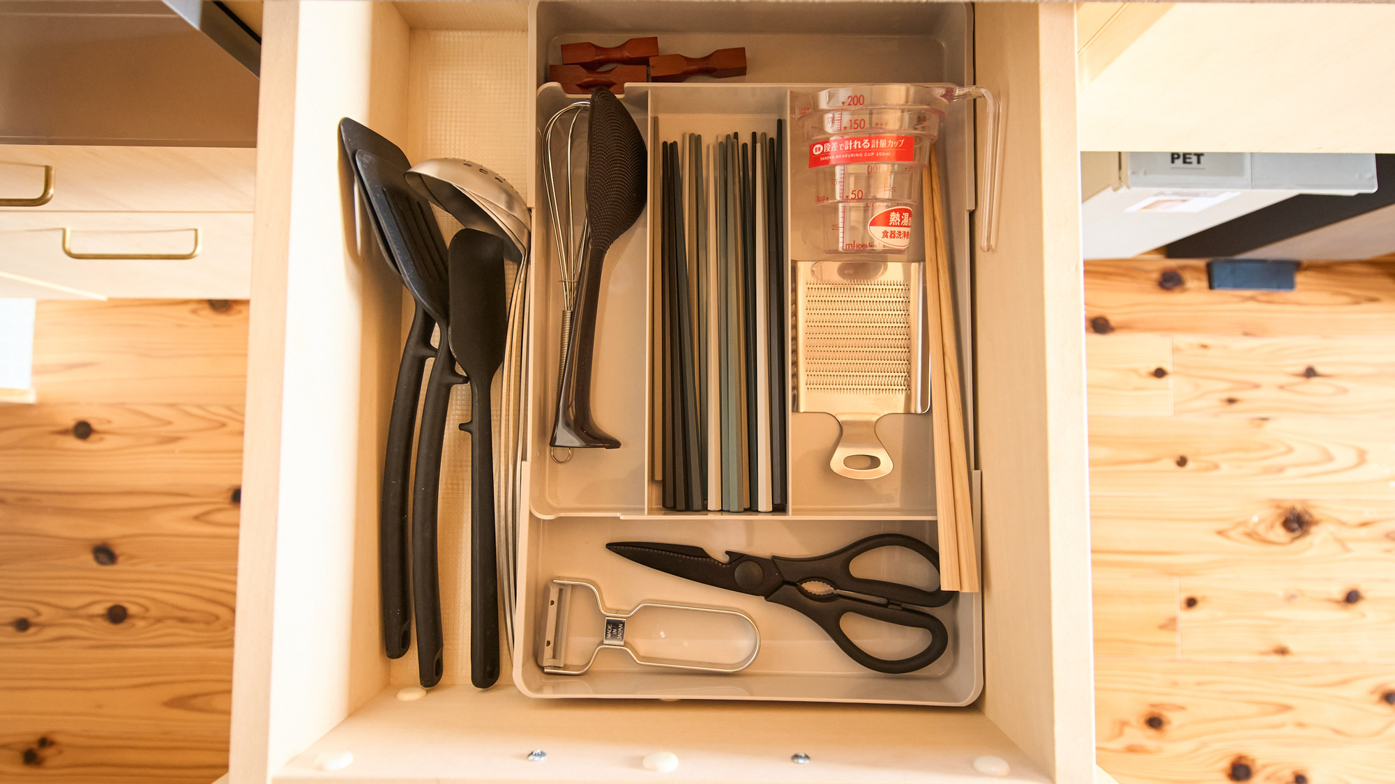 キッチン備品：カトラリー、調理器具