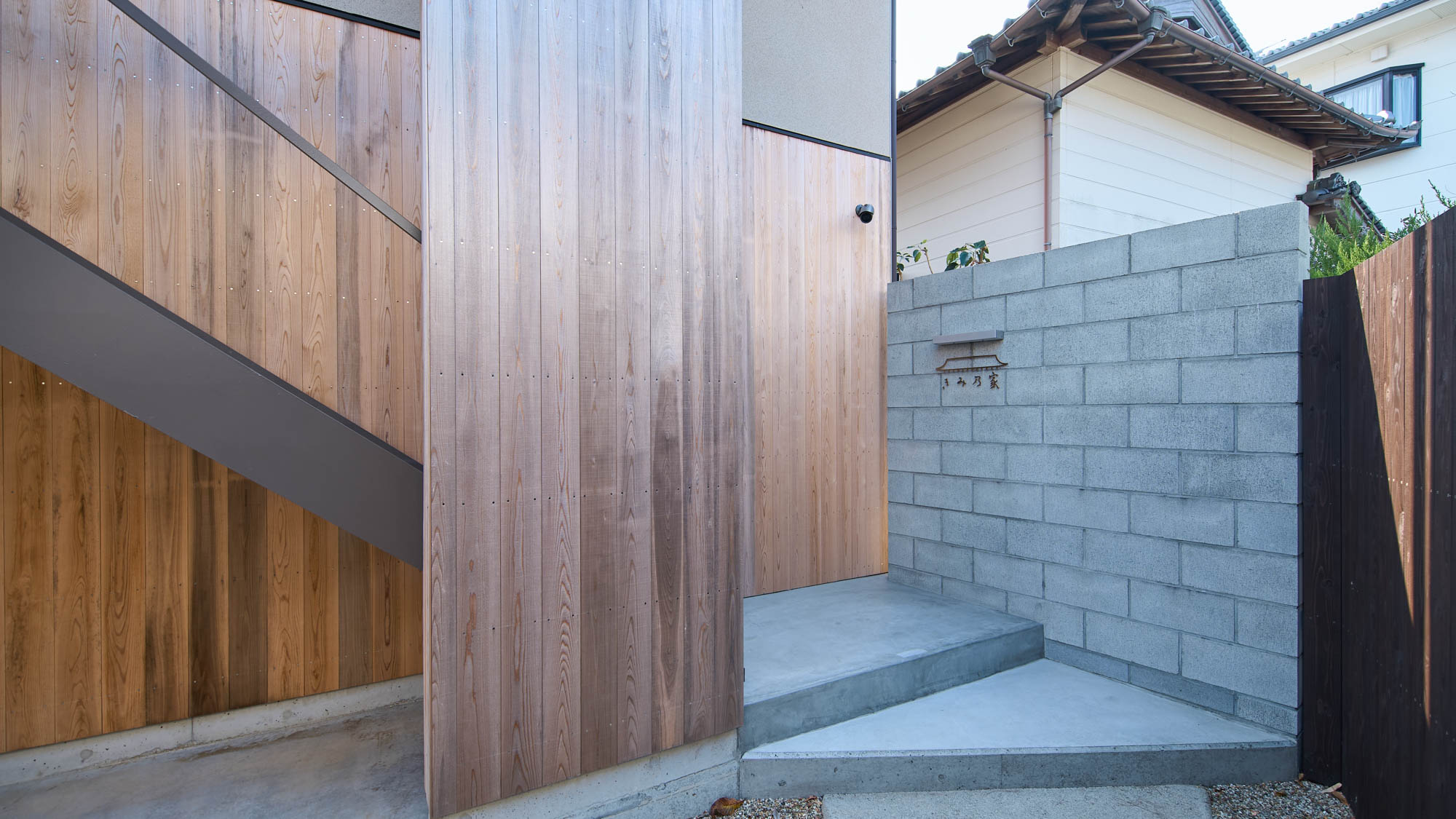 きみ乃家へはこちらの階段からご入室ください