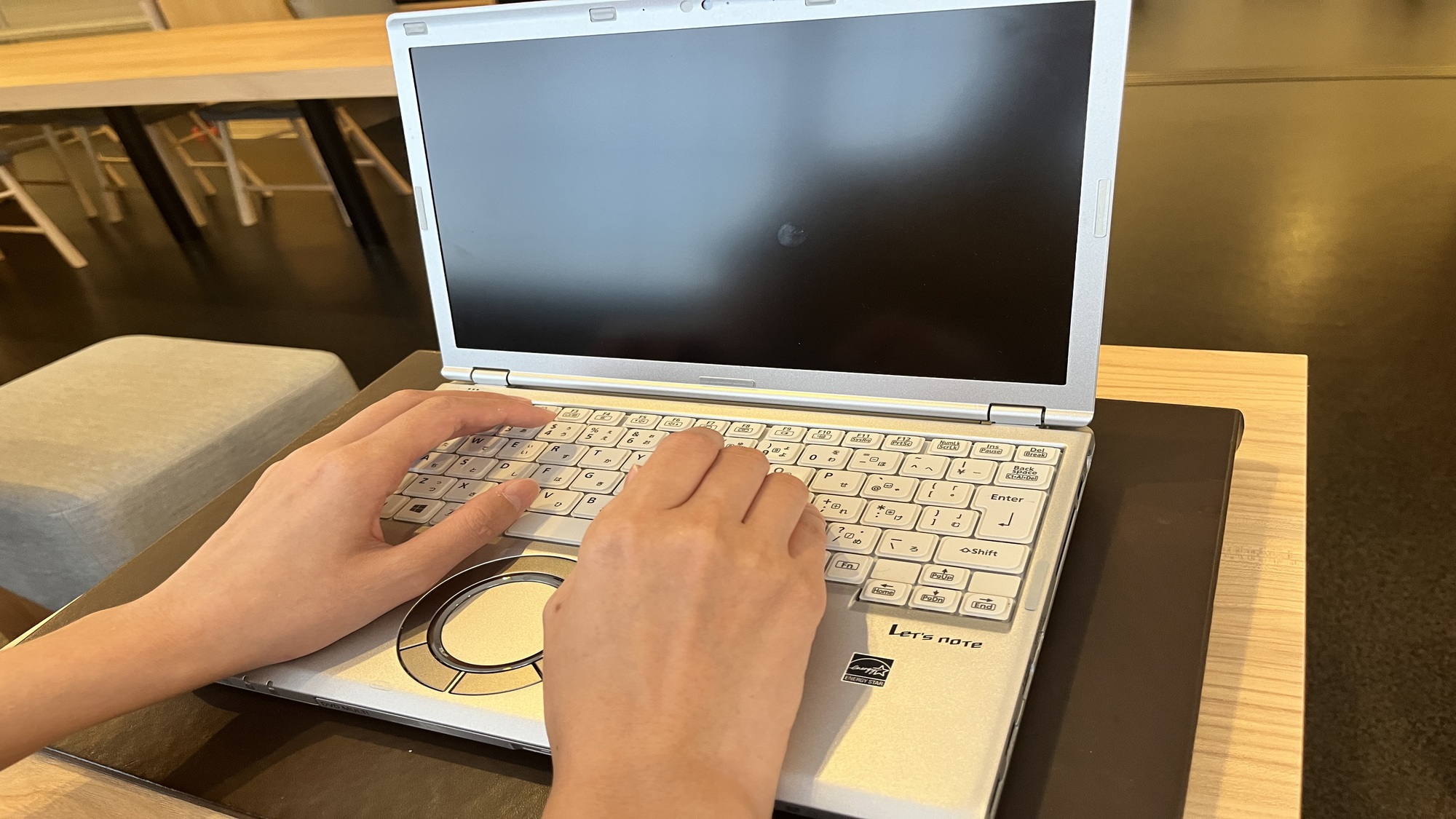 ラウンジスペースでPCチェック