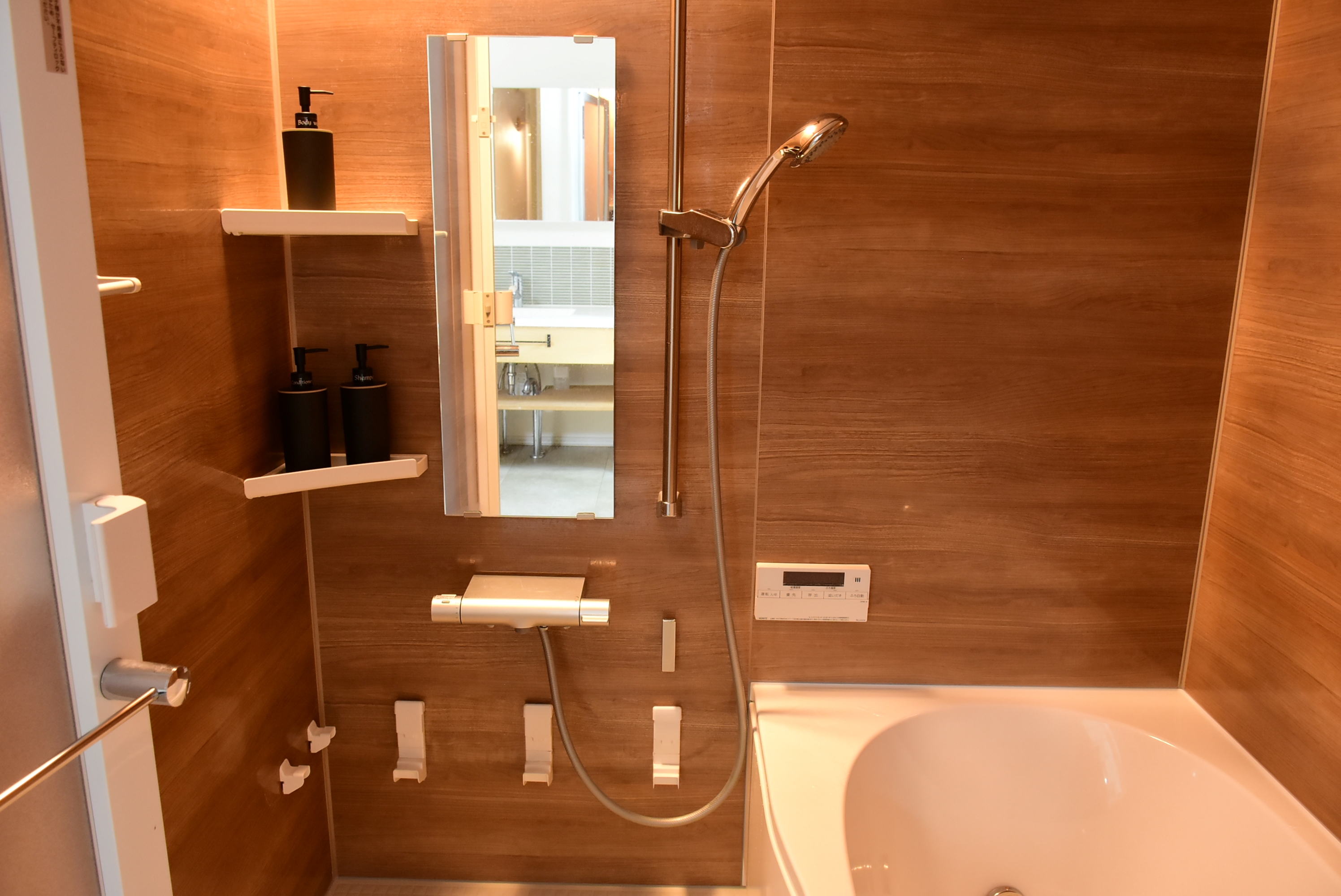【Larch】木目調のリラックスできるバスルーム