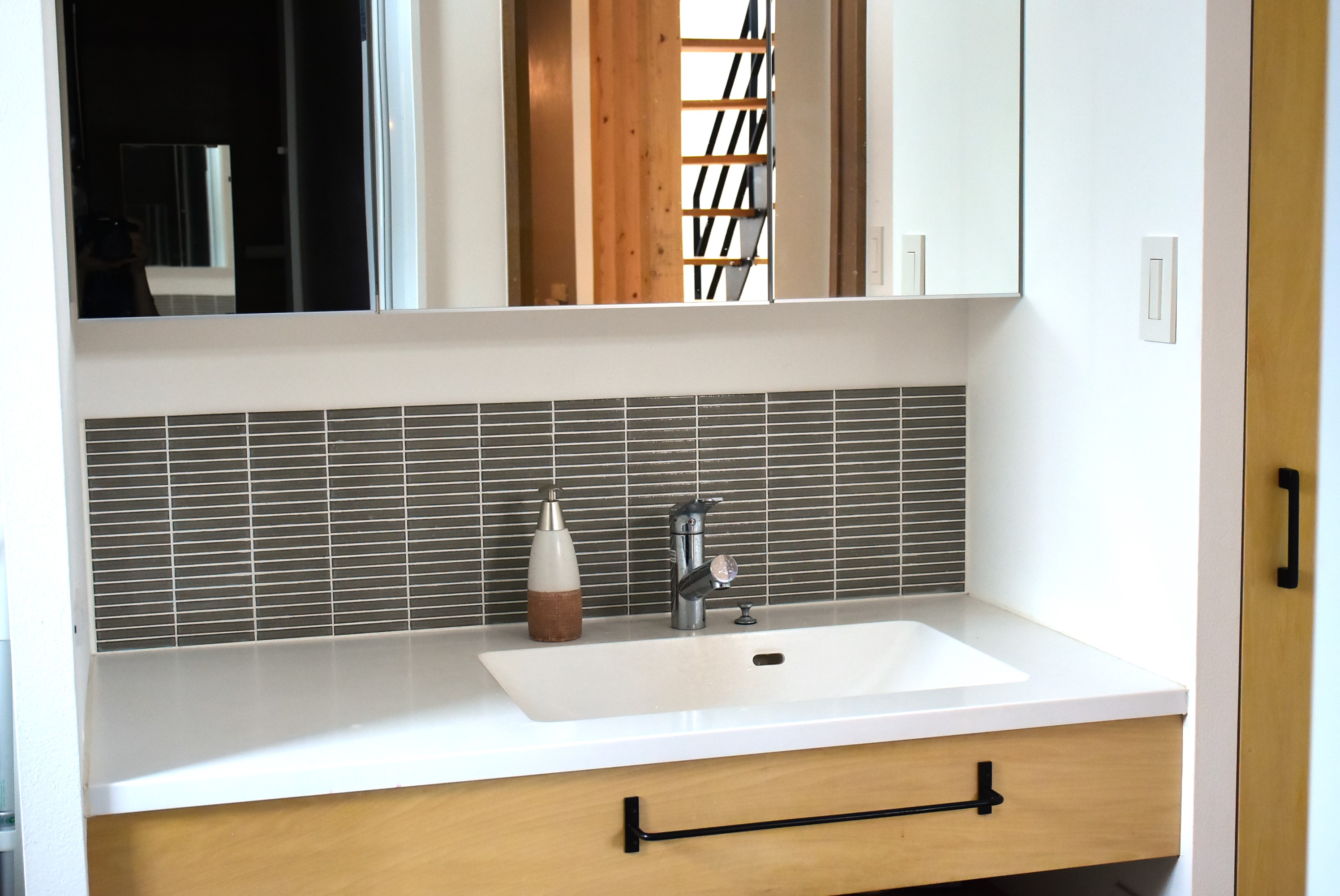 【Larch】カウンター付きの使いやすい洗面台