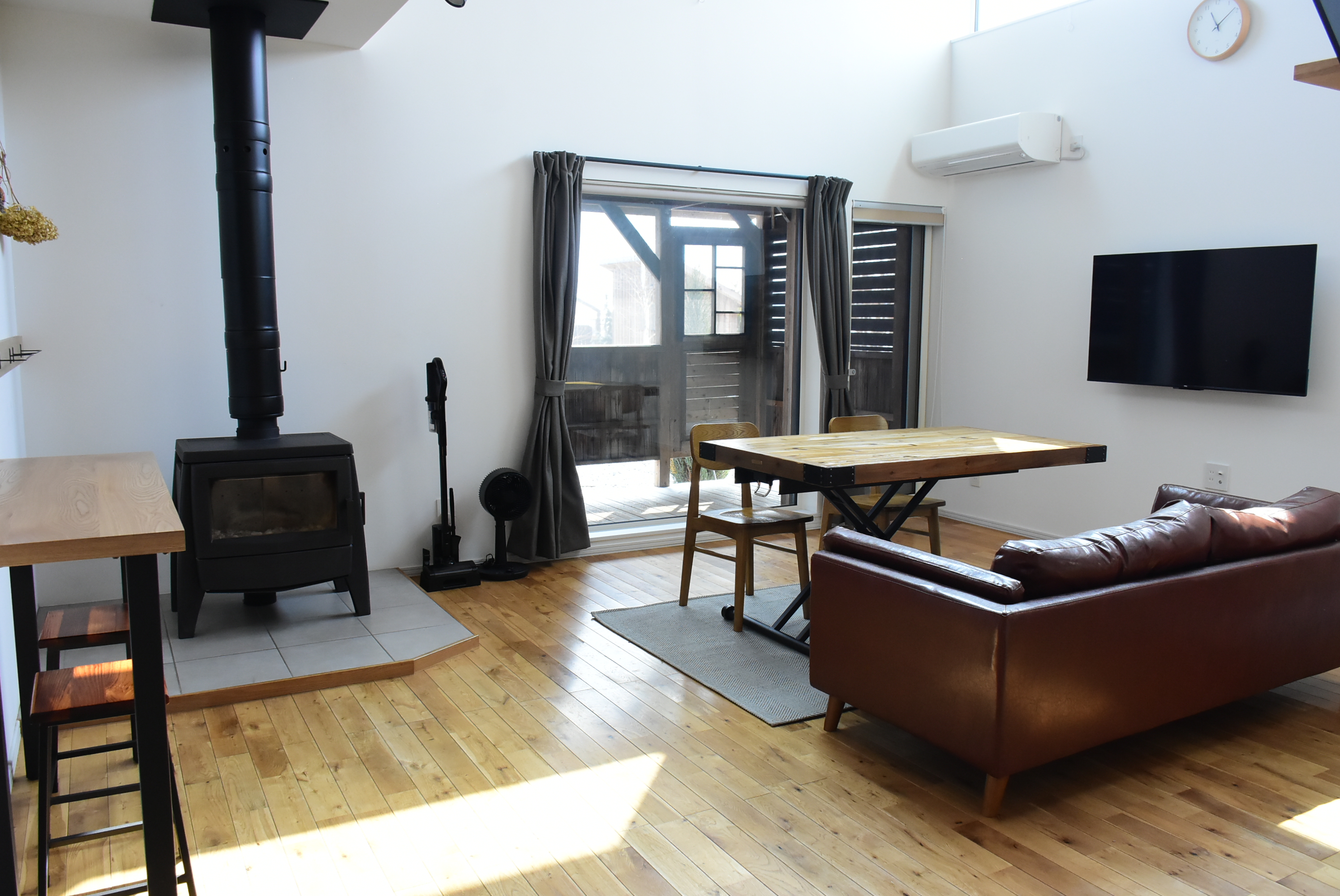 【Larch】大きな窓を設けた明るいリビング