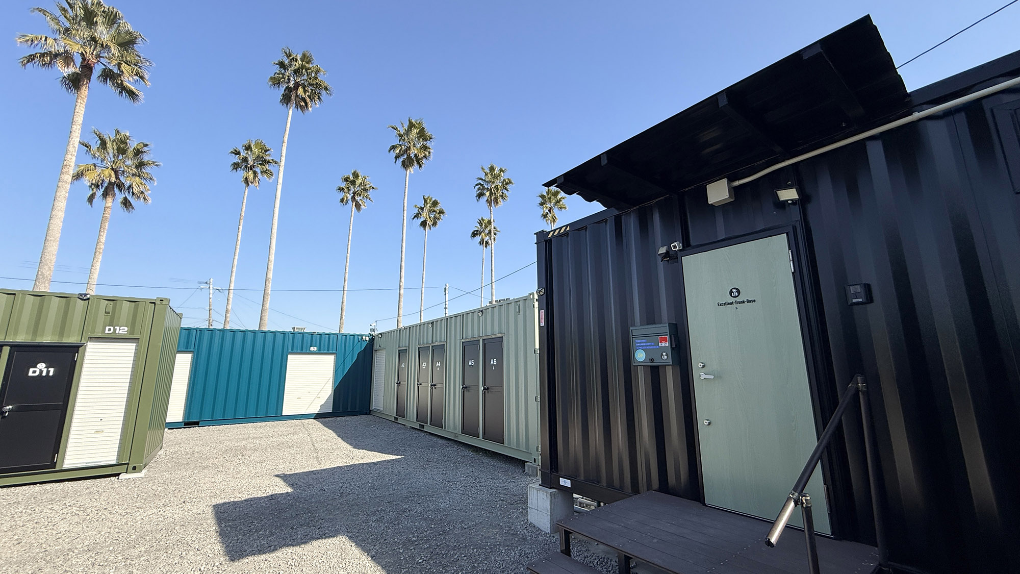 ・【デラックスダブル/外観】ヤシの木が並ぶ開放的なロケーション。リゾート気分を満喫できます