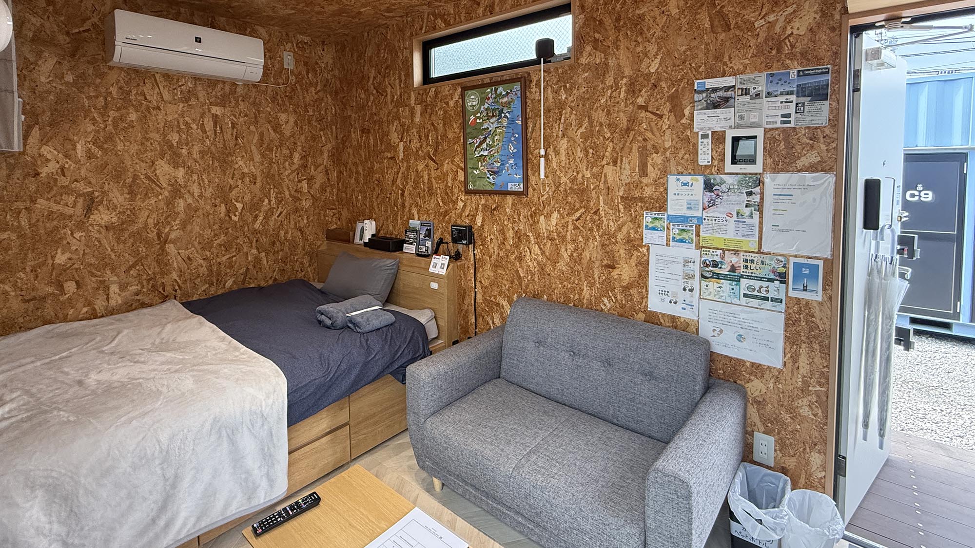 ・【デラックスダブル/室内】お一人様はダブルベッドでゆったりお二人様はソファベッドも活用して快適滞在