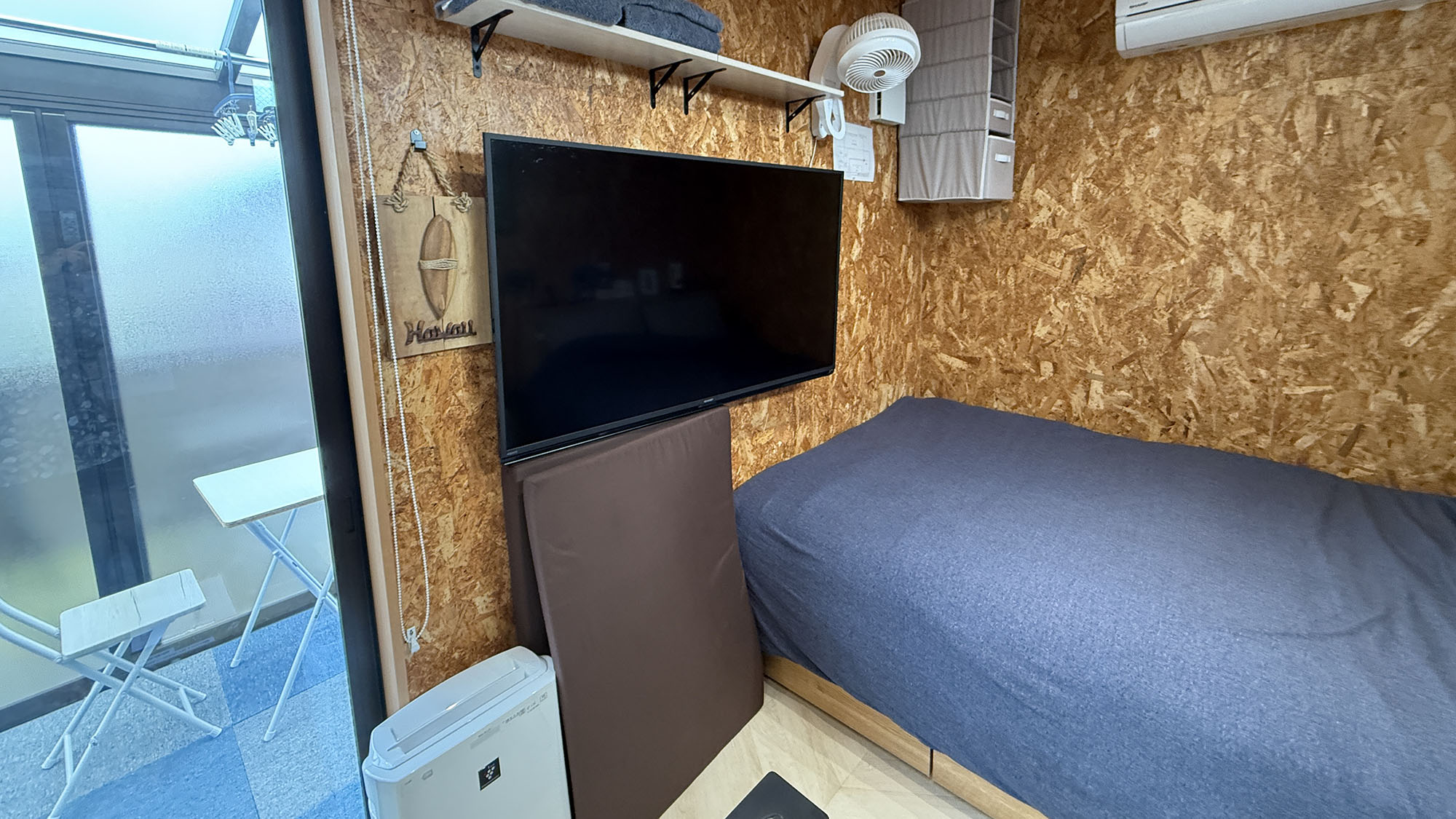 ・【デラックスダブル/室内】ベッドに寝転がりながらテレビを満喫。ソファベッドからも見やすい配置です