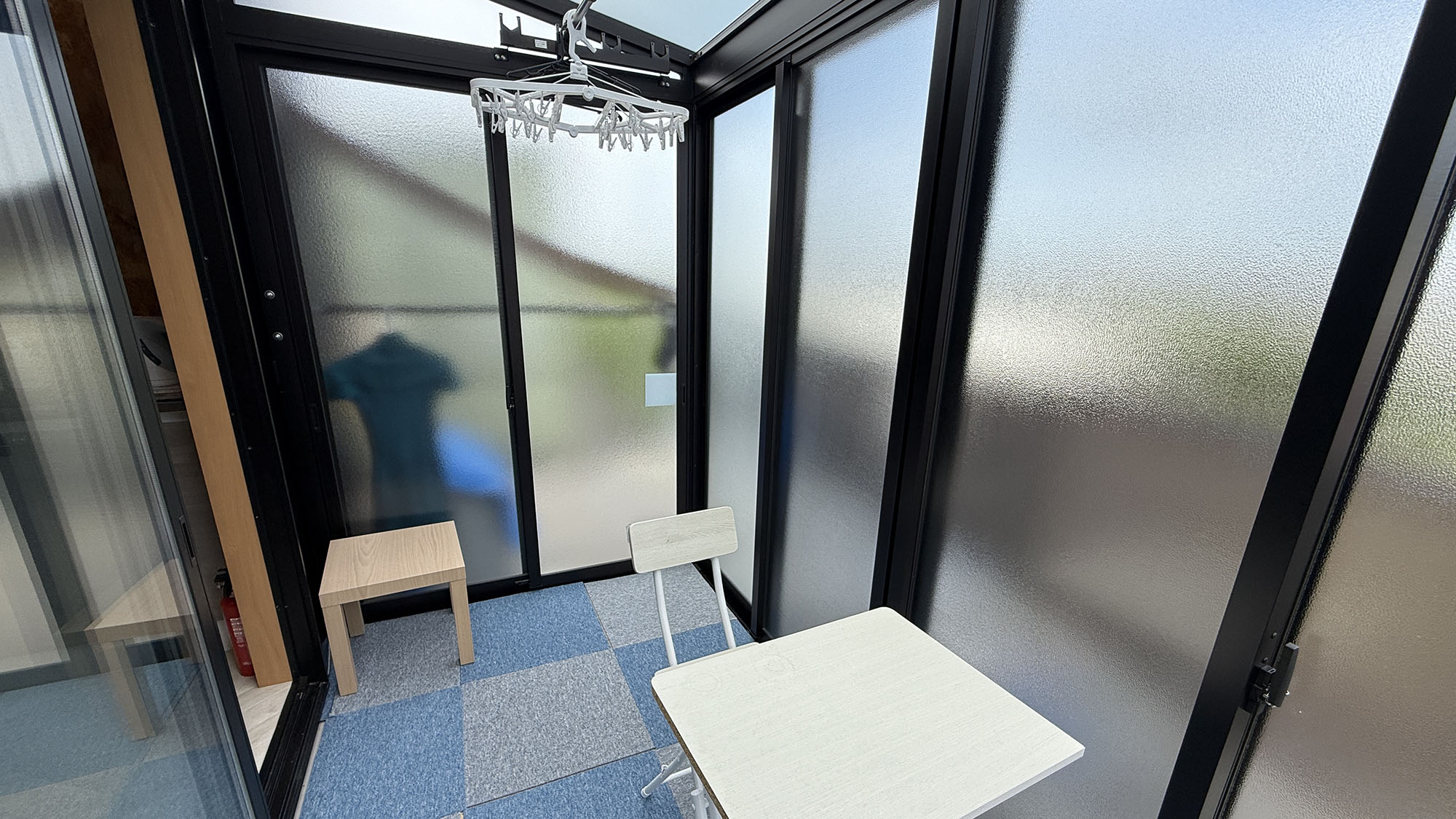 ・【デラックスダブル/室内】サンルームのチェアに座って、読書やスマホ、まったり時間を満喫できます