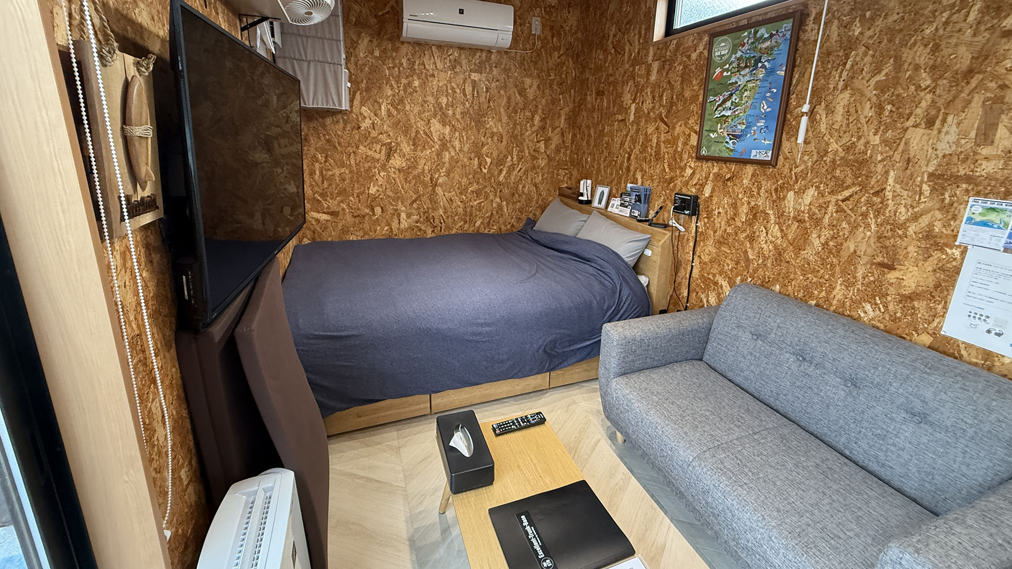 ・【デラックスダブル/室内】ダブルベッドで疲れを癒し、ソファベッドで読書タイムも楽しめます