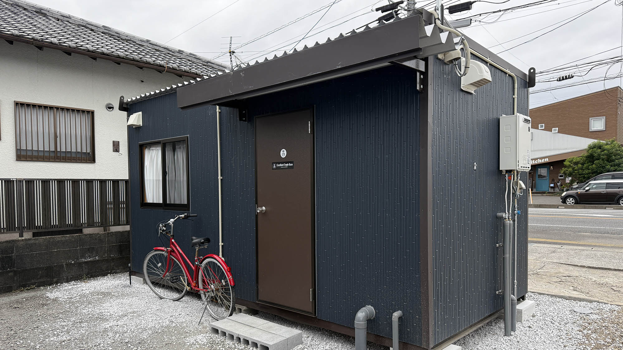 ・【ツイン/外観】シングルベッド2台で快適睡眠。シャワー・トイレ完備で長期滞在も安心です