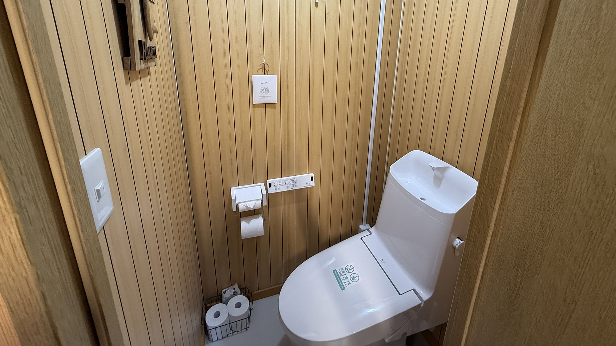 ・【ツイン/トイレ】トイレは温水洗浄機能付きです。快適にご利用いただけます