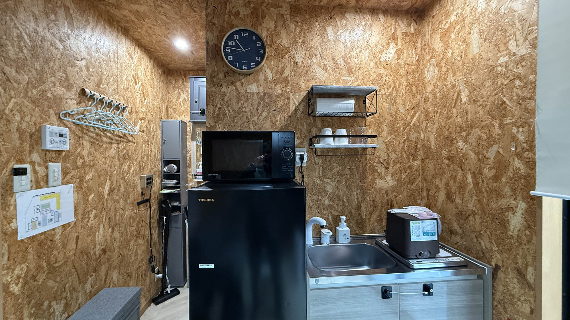 ・【デラックスダブル/キッチン】長期滞在を快適に。自炊可能なキッチンで、宮崎での「暮らす」を実現