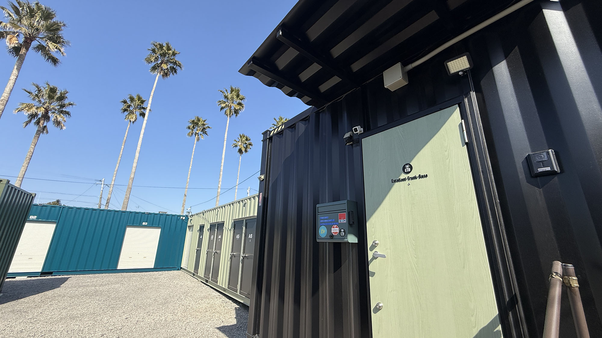 ・【デラックスダブル/外観】ヤシの木が並ぶ開放的なロケーション。リゾート気分を満喫できます