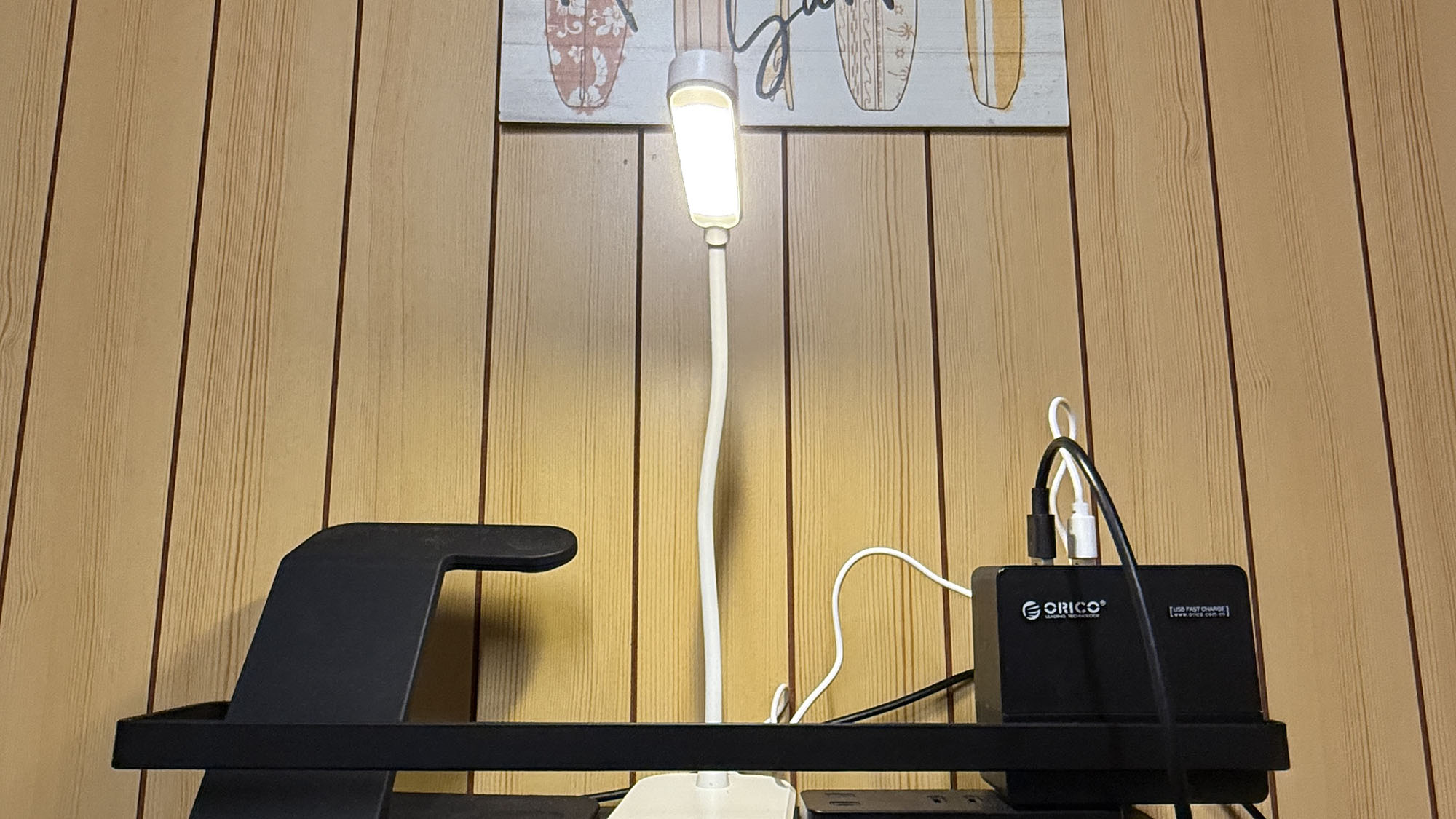 ・【ツイン/設備】ベッドの頭上にはライトをご用意。就寝前の読書にも最適です