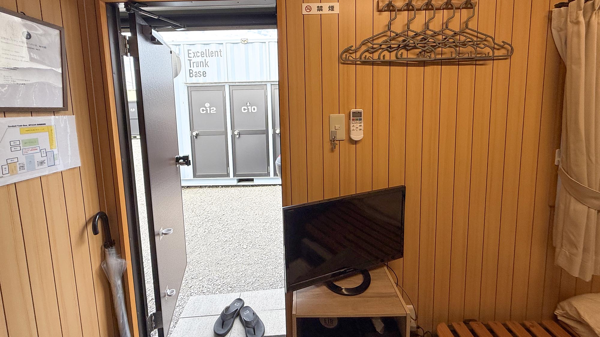 ・【ツイン/設備】ハンガーラック完備で、洋服が多い長期滞在にも困りません