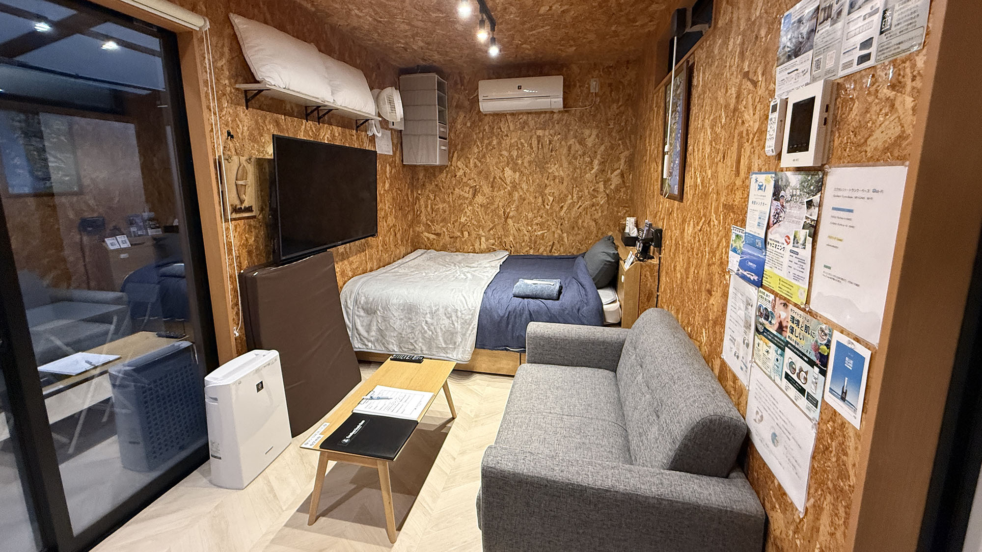 ・【デラックスダブル/室内】ダブルベッドでゆったり就寝、ソファベッドで昼寝も。多様な使い方ができます