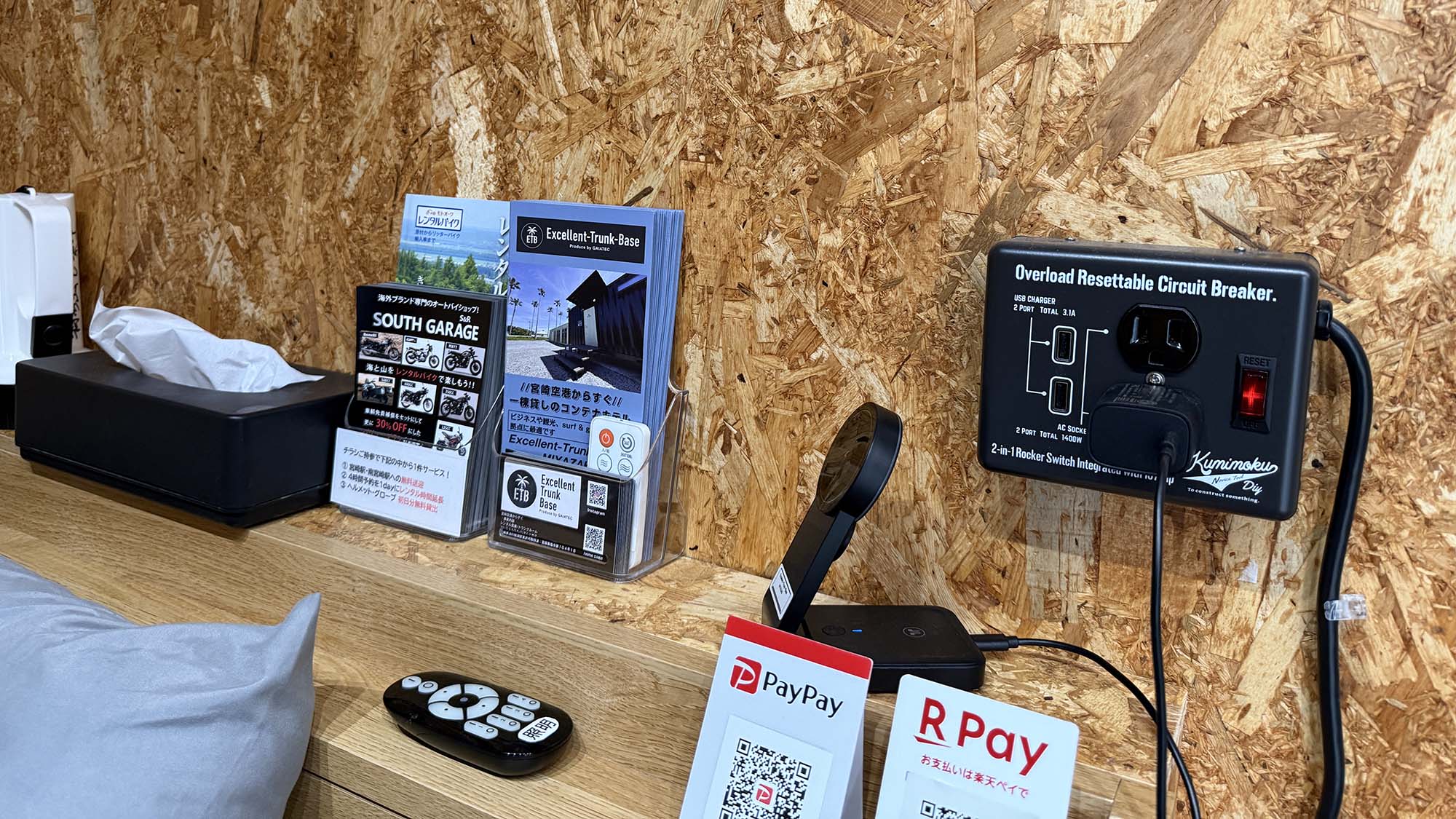 ・【デラックスダブル/ベッド】ベッドサイドにはUSB・AC電源完備。スマホも充電OK！快適な滞在を