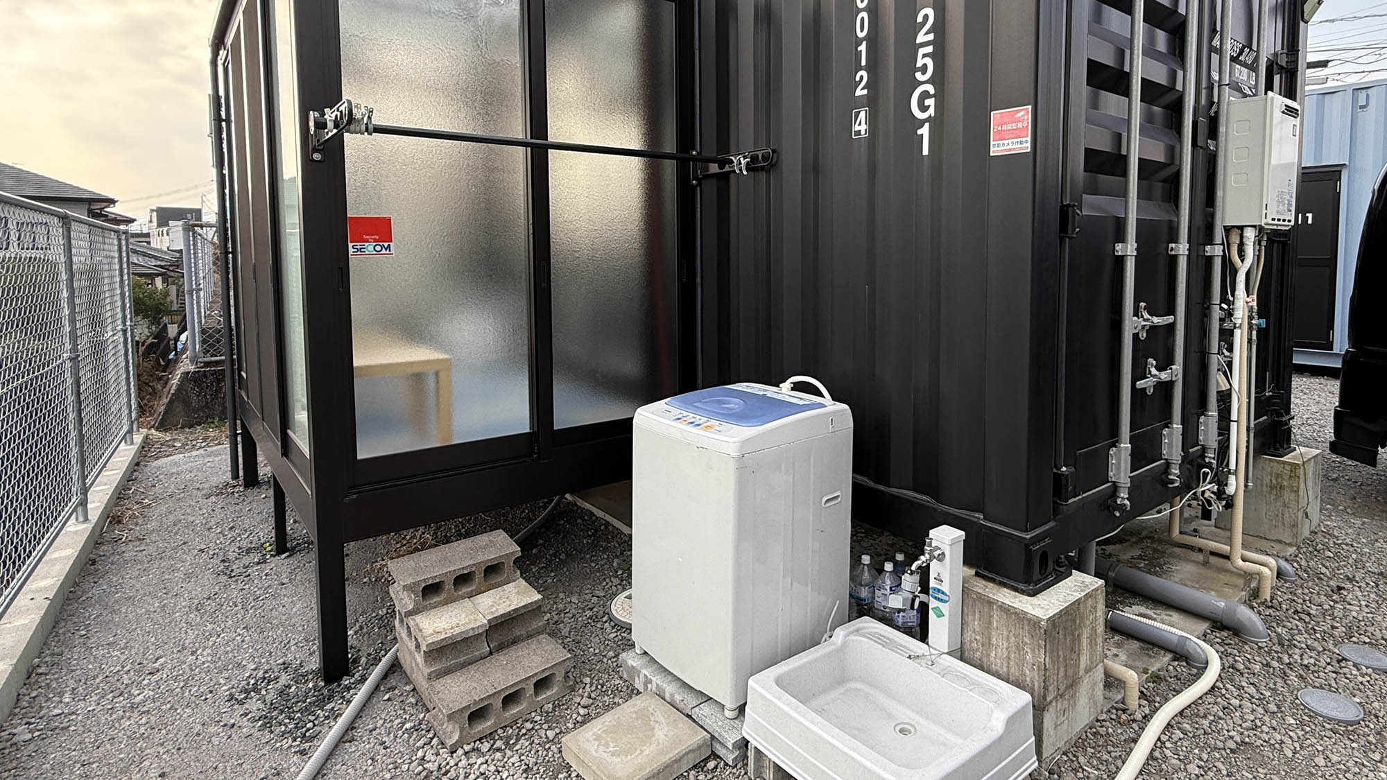 ・【共用/設備】お洗濯物をすぐ干せる物干し竿も完備。旅の荷物を減らし、身軽な長期滞在をサポート