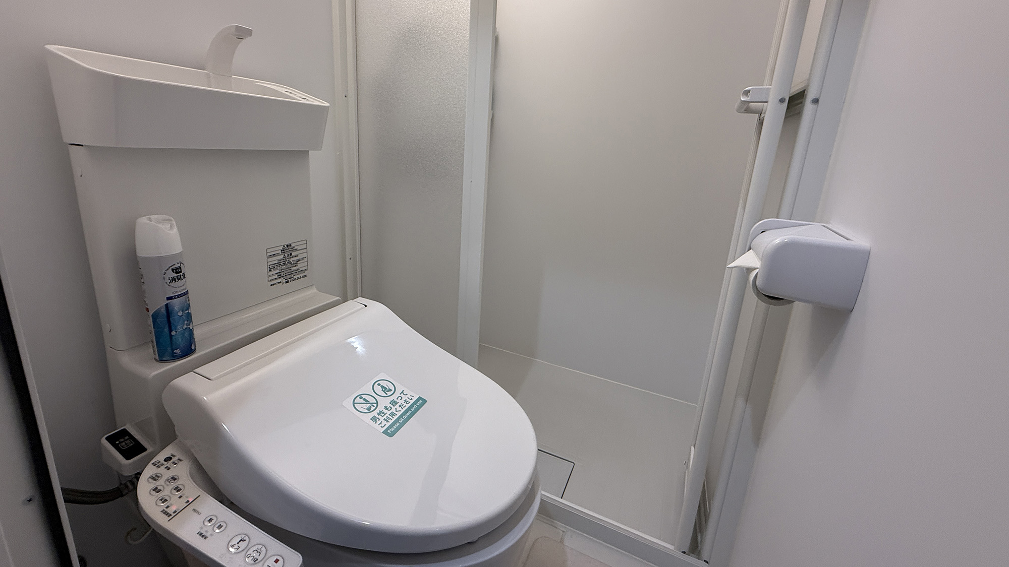 ・【デラックスダブル/トイレ】トイレは温水洗浄機能付きです。快適にご利用いただけます