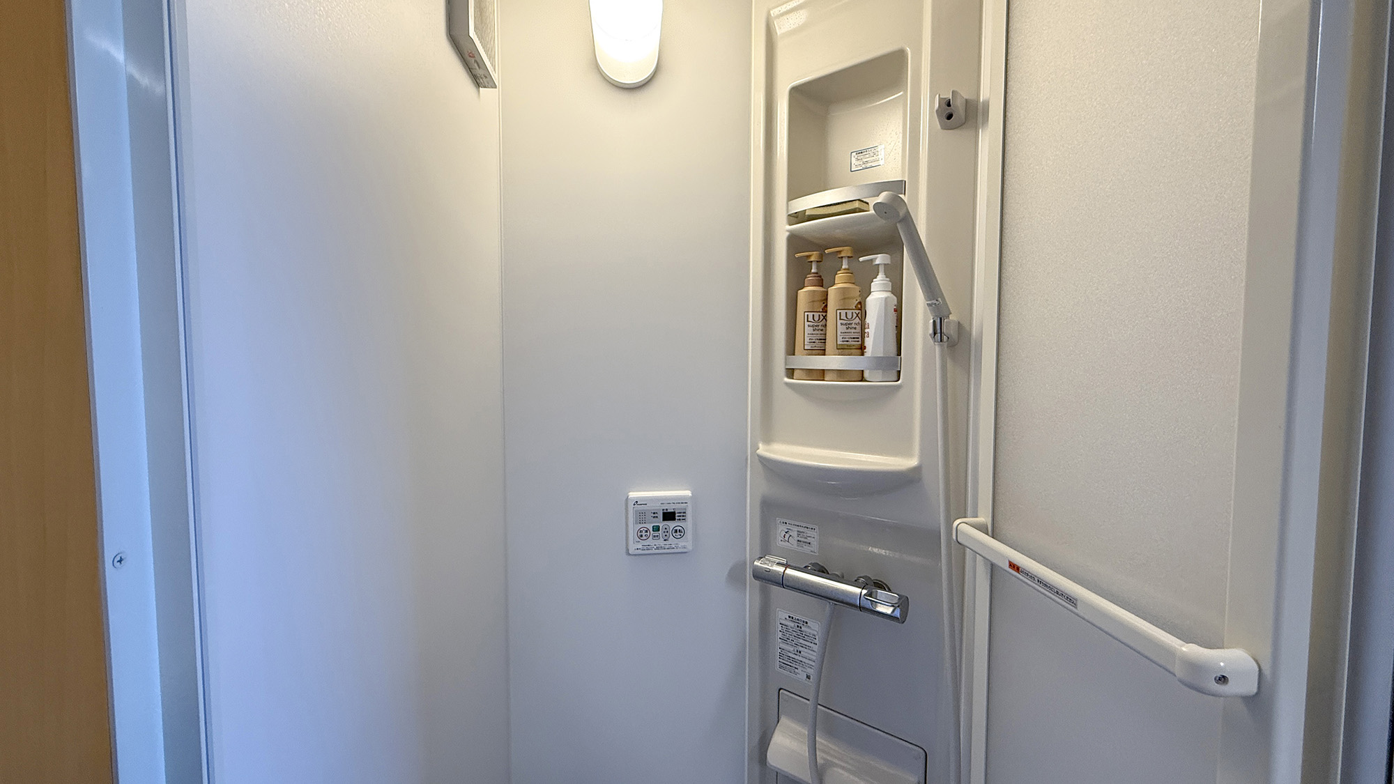 ・【ツイン/シャワー】シャワールームにはシャンプー、コンディショナー、ボディソープのご用意