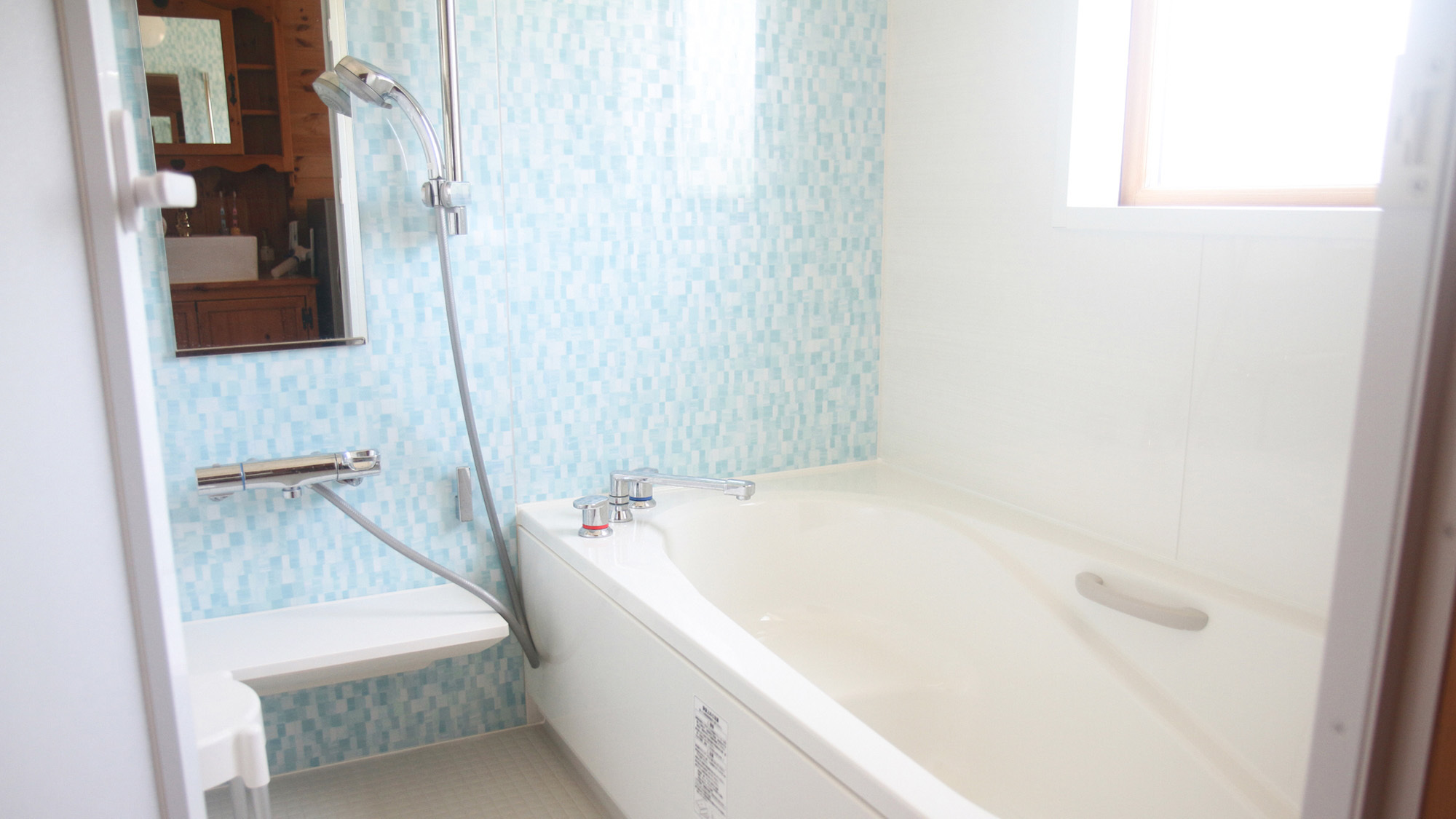 ・【お風呂】バスタブ付きのお風呂。窓があるので明るい室内です