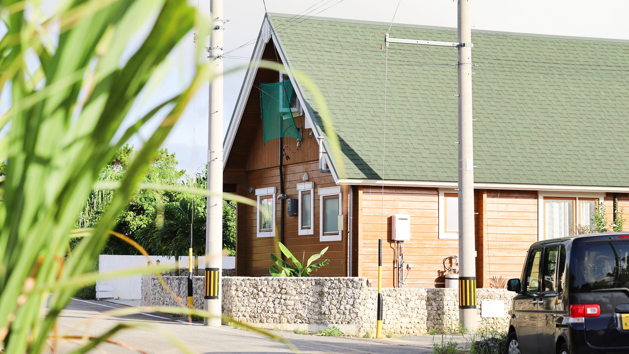 ・【外観】緑の屋根が特徴の一棟貸しログハウス。5名様までご宿泊可能です