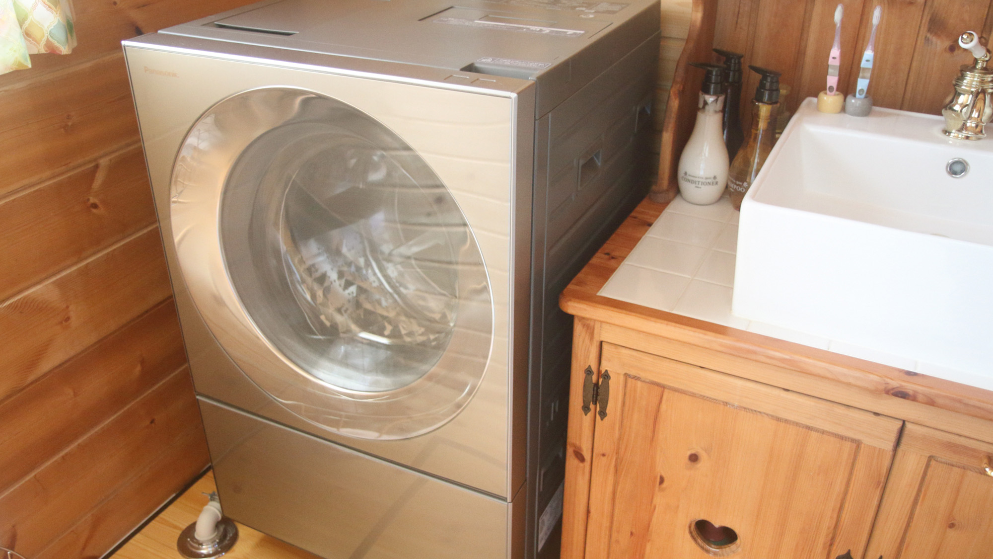 ・【洗濯機】お部屋にはドラム式洗濯機のご用意。かさばる衣類の荷物を減らせます