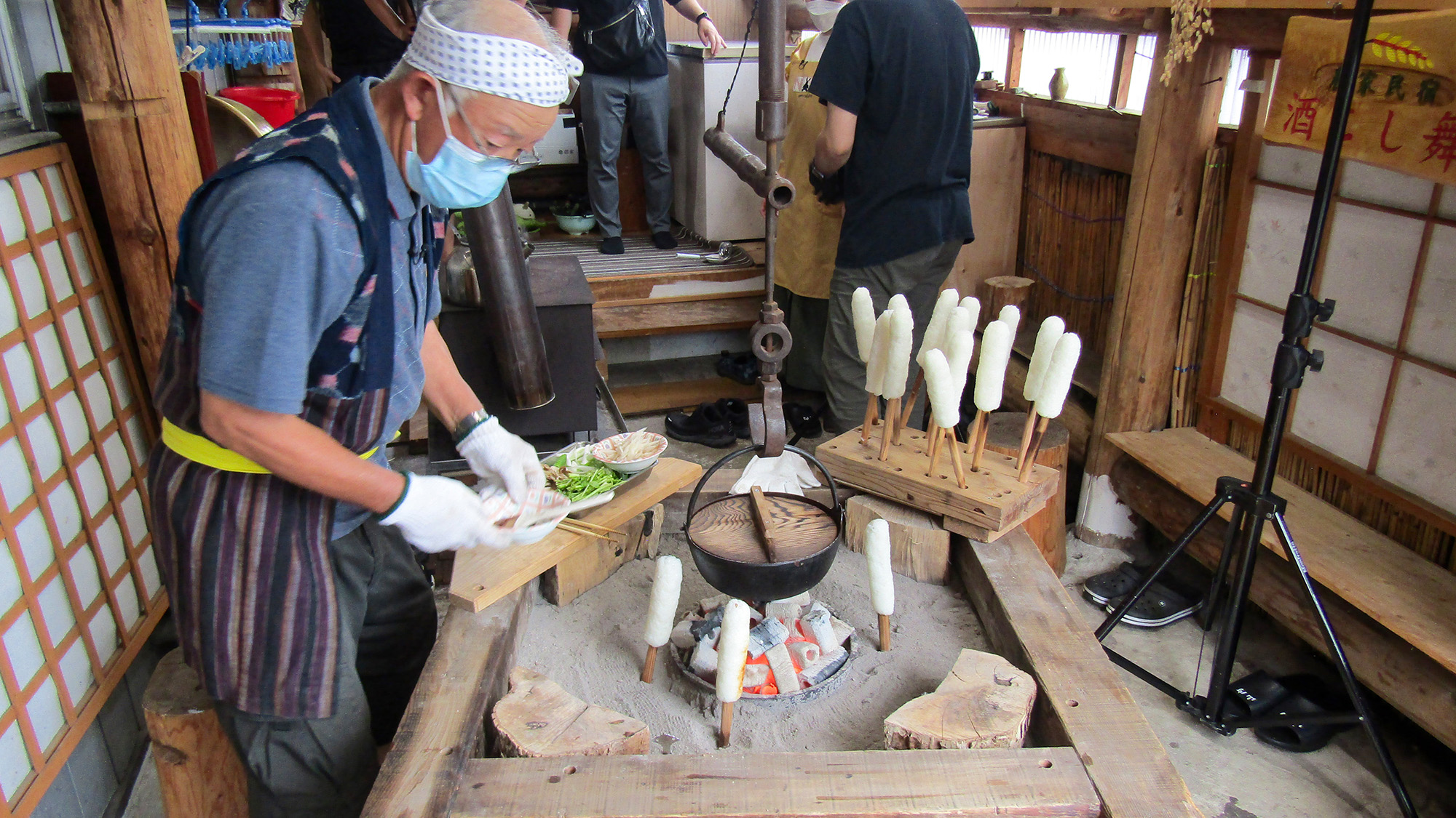 きりたんぽ体験　作ったきりたんぽをお父さんが焼いてくれます！