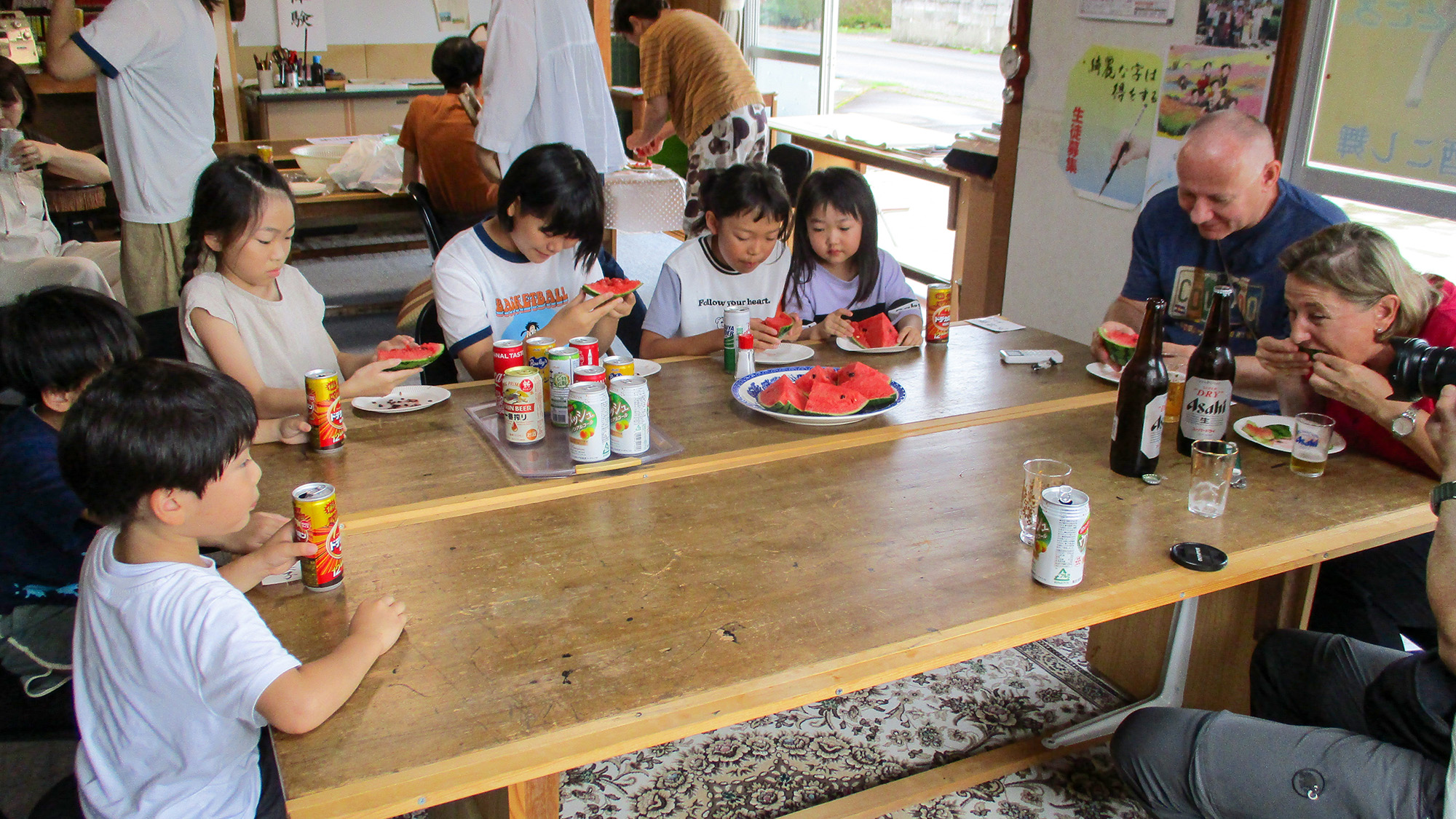 夏になるとサロンで外国人と子供たちがスイカを食べながら交流しています♪