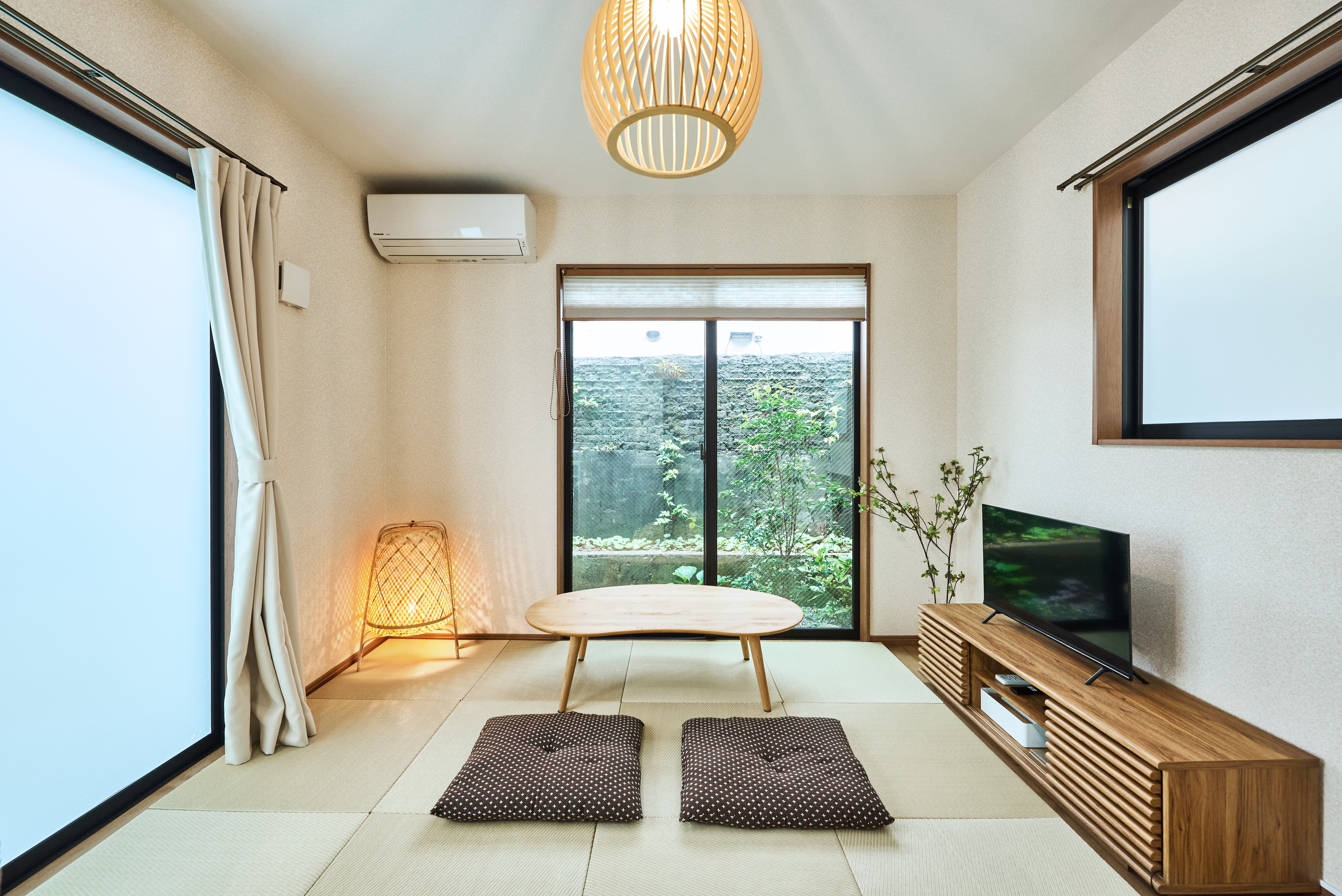 敷畳+ちゃぶ台+座布団でお寛ぎ下さい。