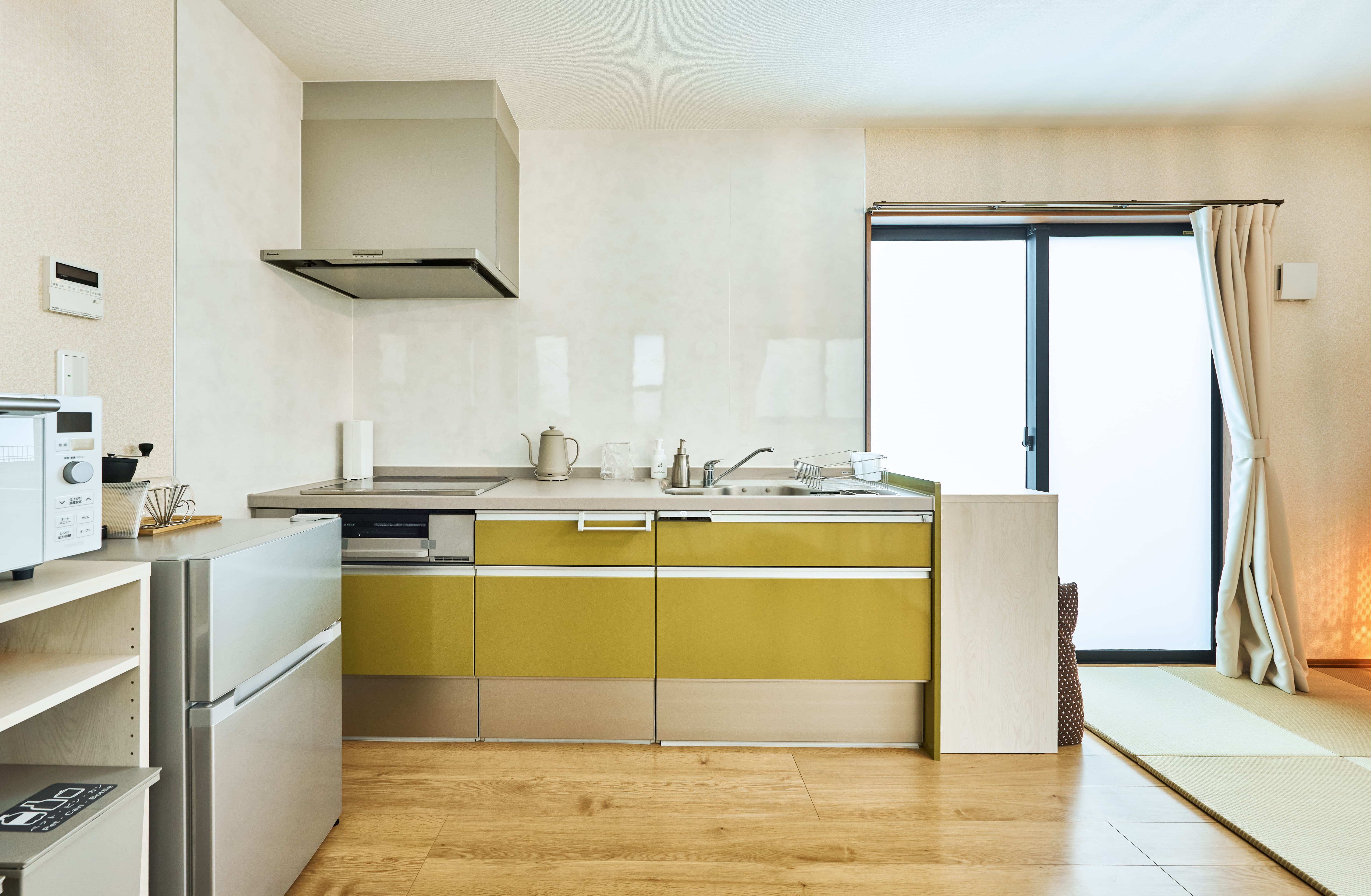 キッチン IHコンロ、ケトル、電子レンジ、冷蔵庫。