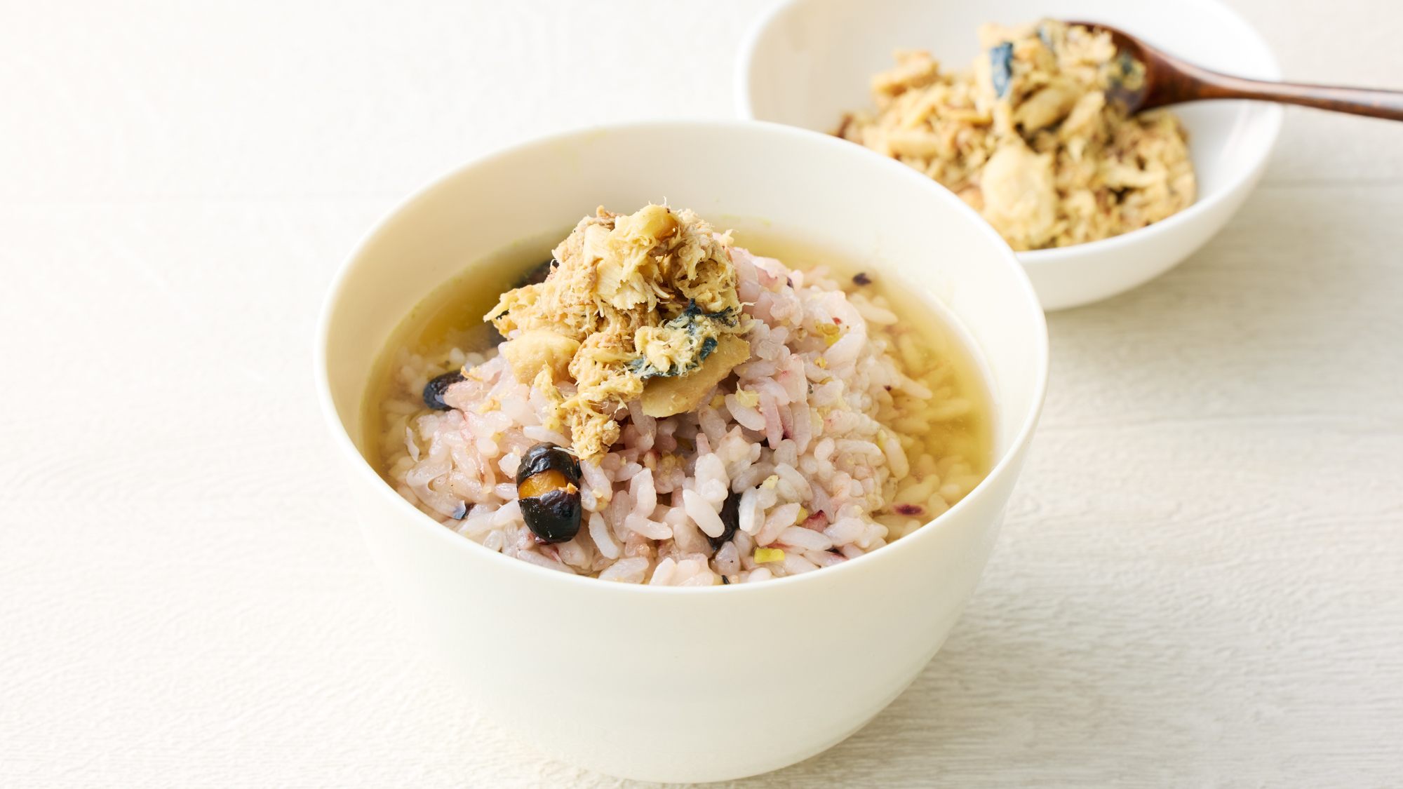 【だし彩ごはん(平日限定)】雑穀米に鯖フレークとブイヨンスープをかけて楽しむアレンジメニュー