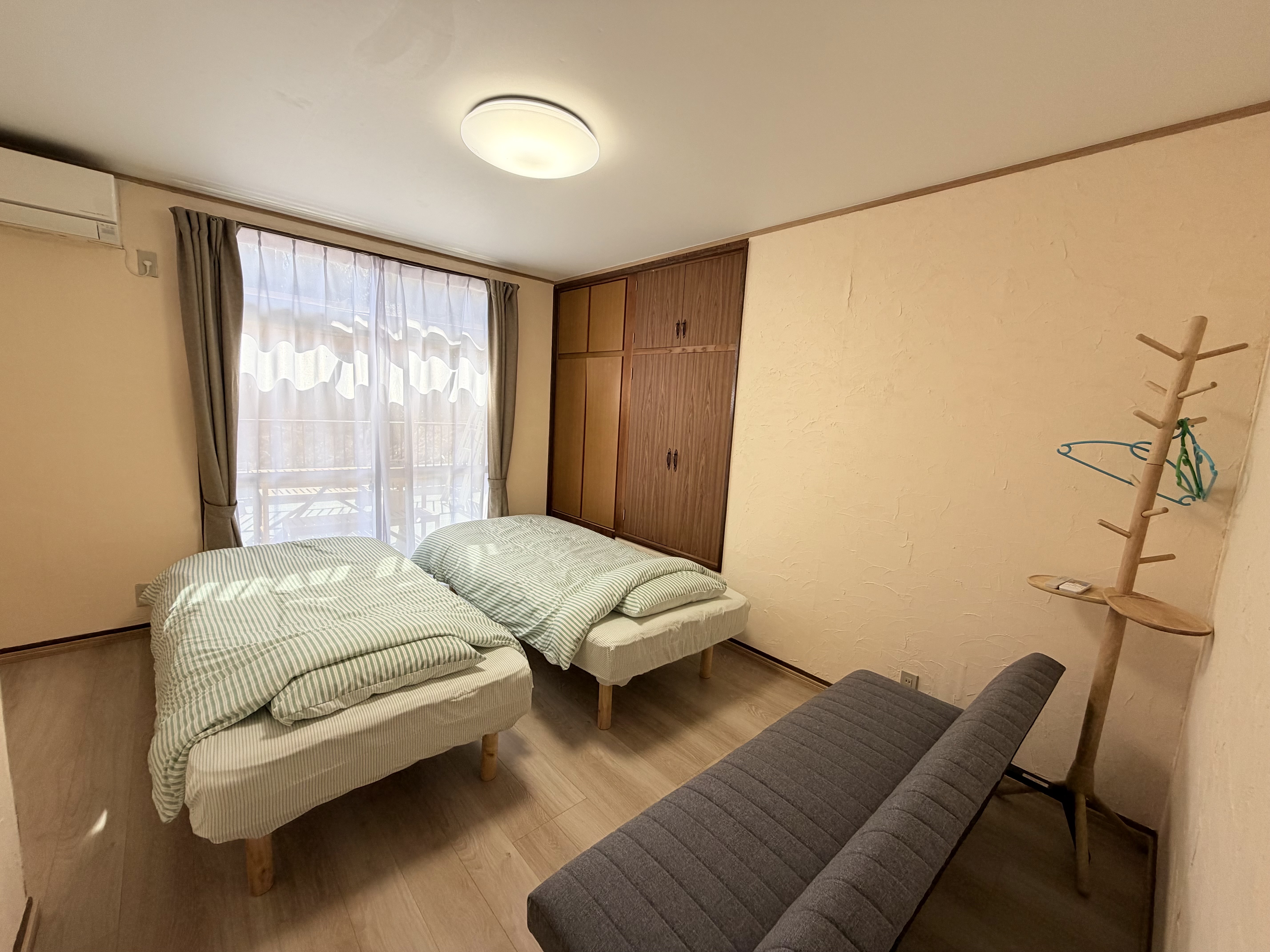 2階寝室（ベッド3台、ソファベッド）