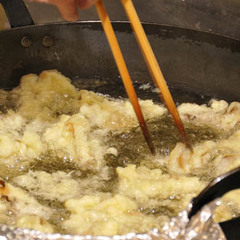 お客様の目の前で揚げる天ぷら（夕食）