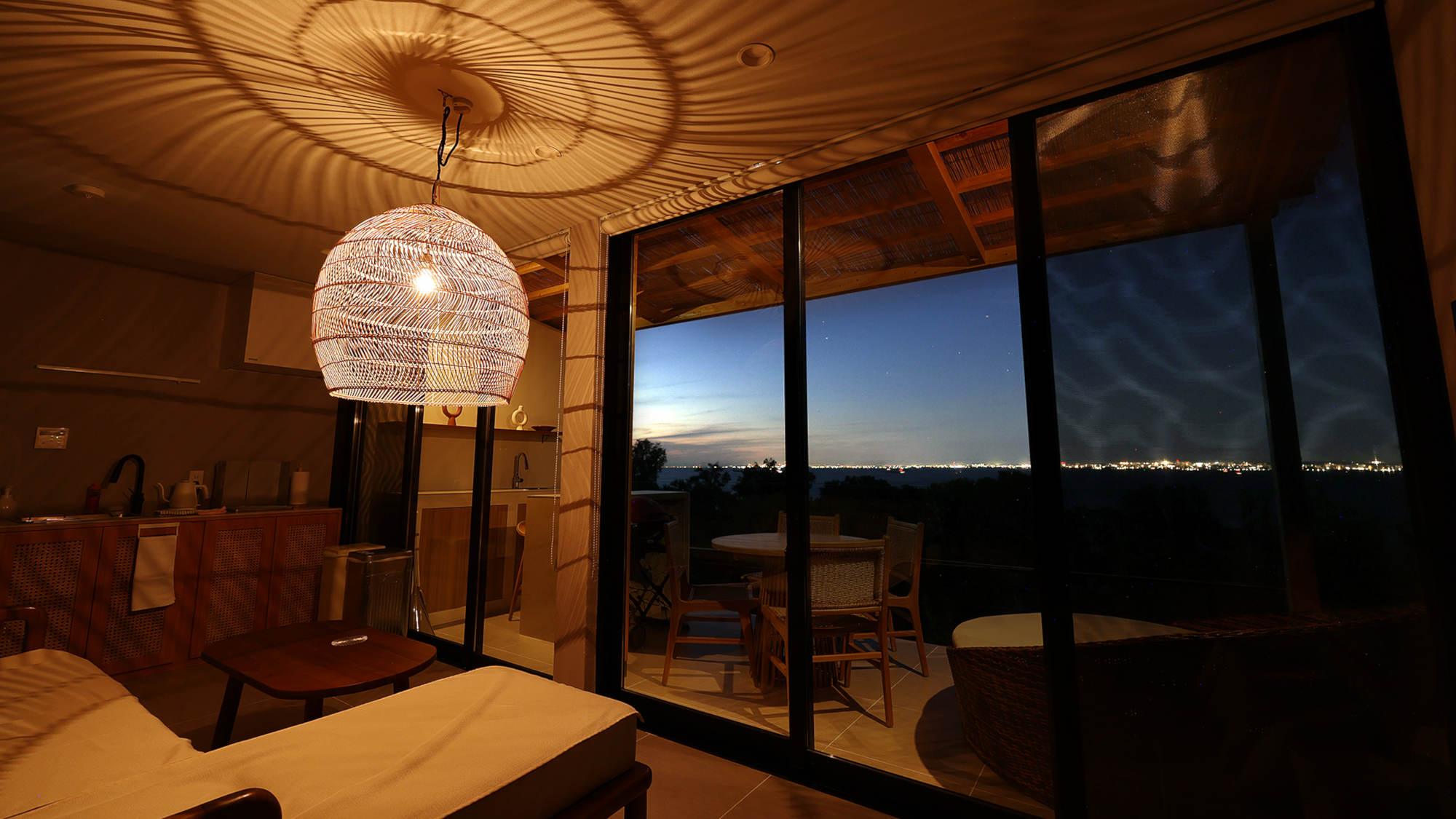 やさしい灯りと静けさに包まれた客室。晴れた日には、煌めく星空と街の灯りが広がります。