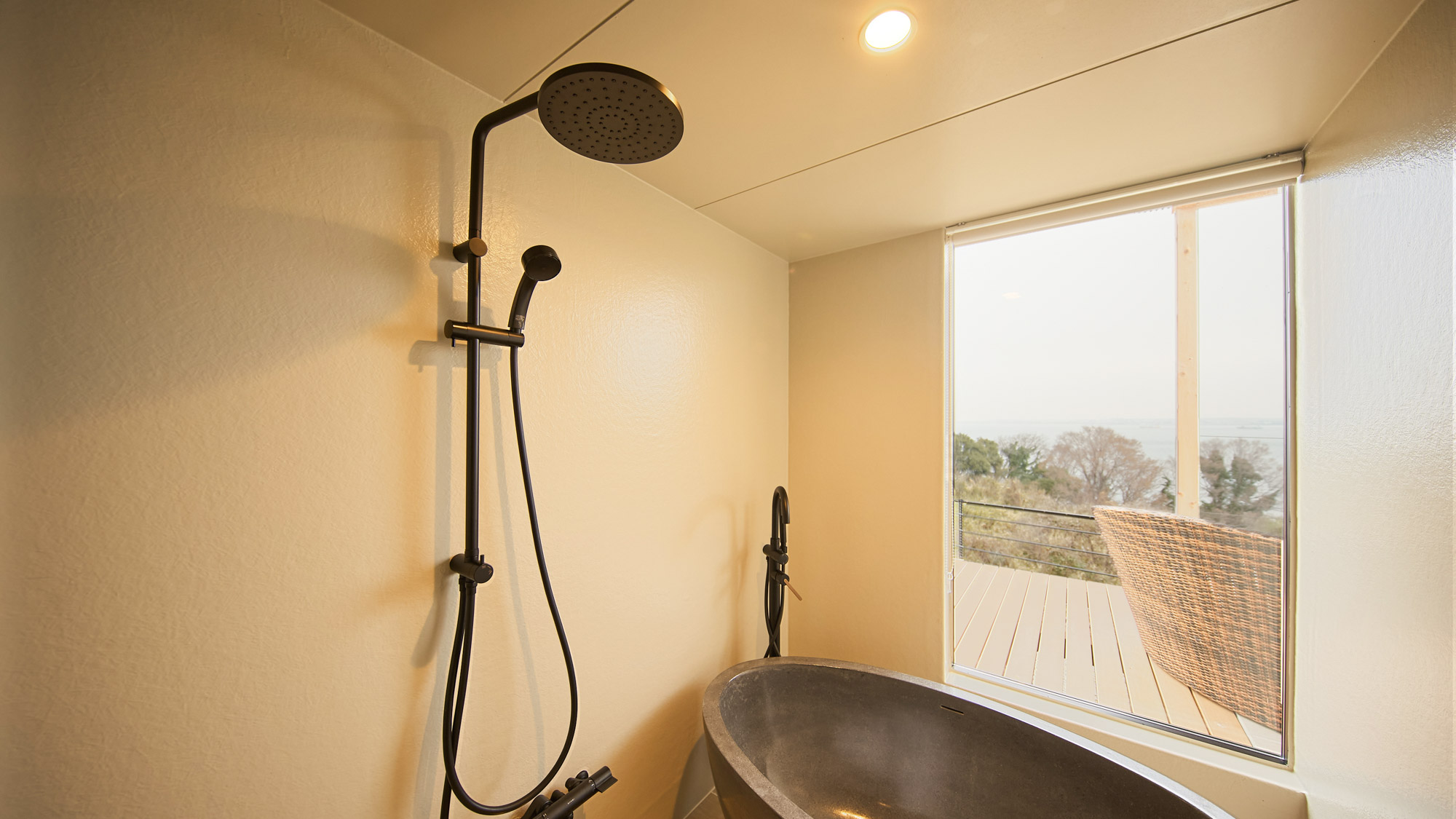 【スミニャック】大きな窓からの景色を眺めながらバスタイム