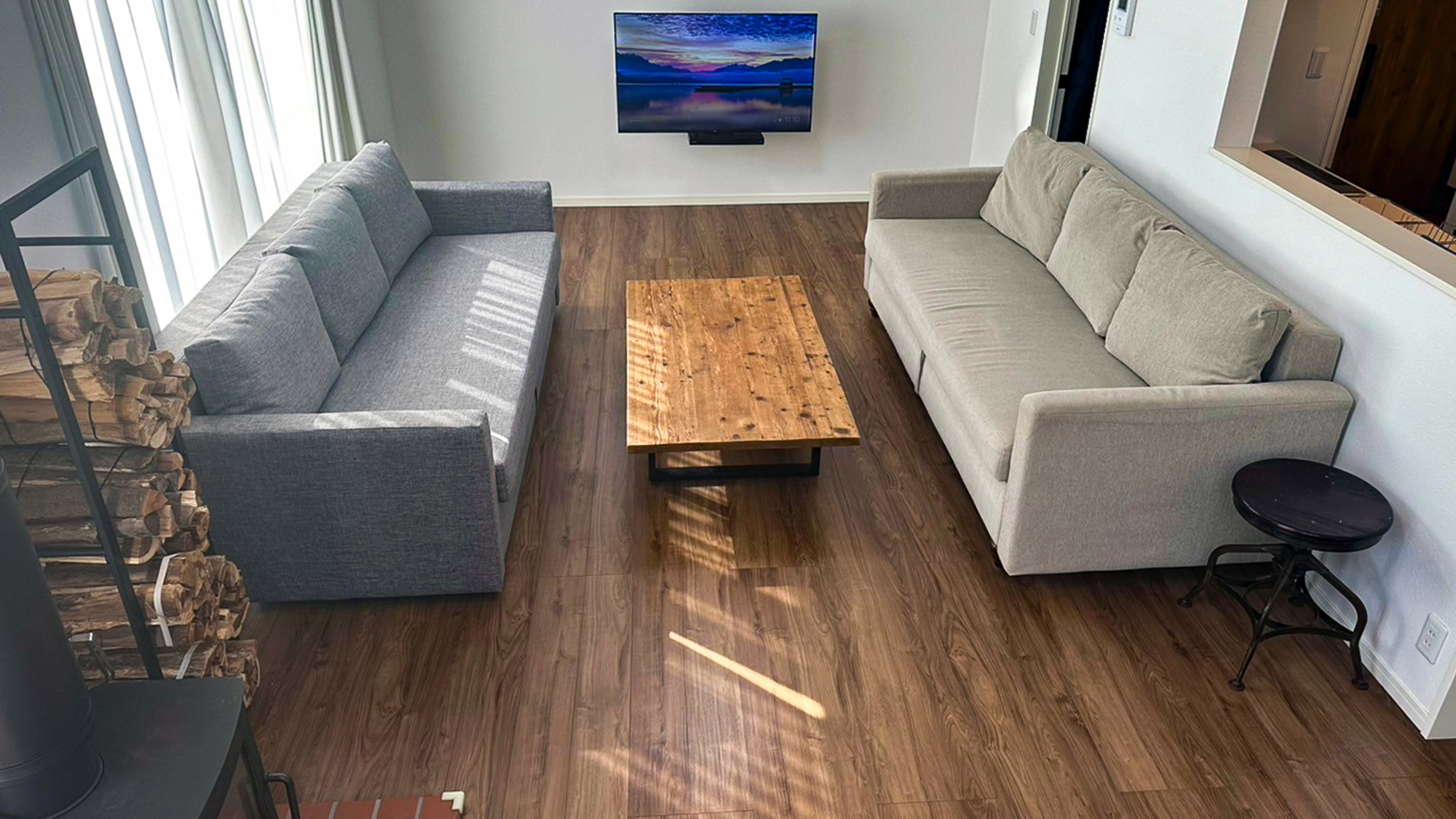 ・【リビング】広々リビングで、家族や仲間とくつろぎの時間を。