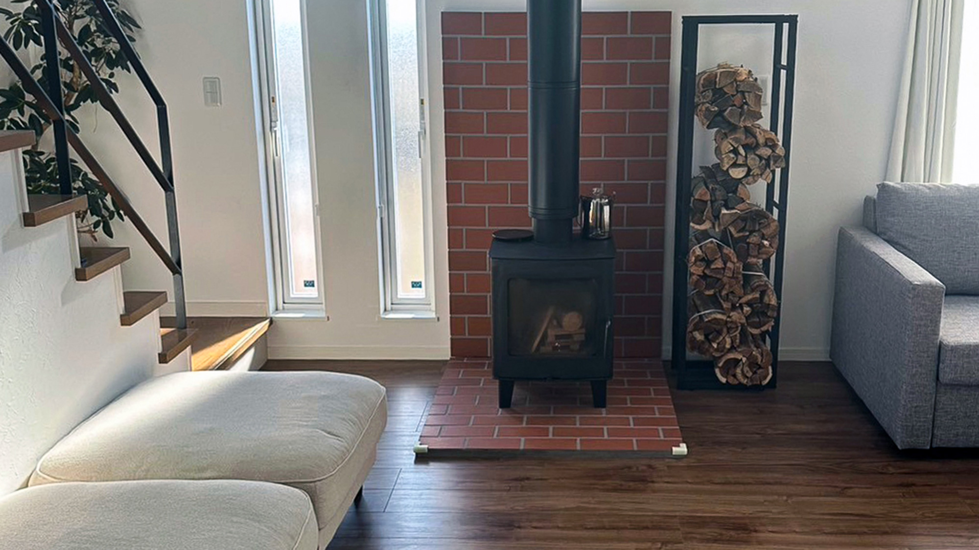 ・【リビング】冬の季節でも薪ストーブがあるので快適です（要事前予約）