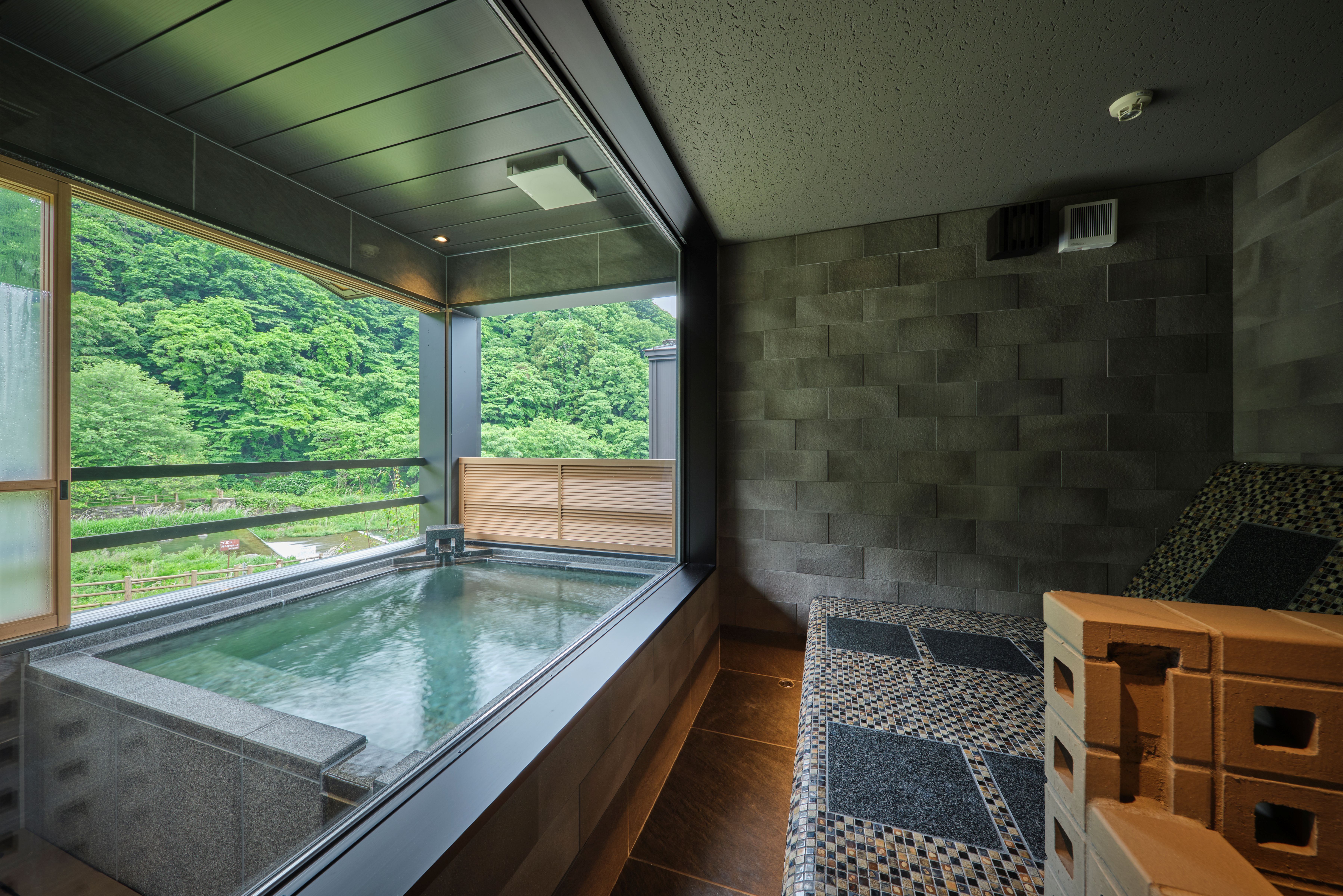 露天風呂付プレミアムヴィラ：半露天風呂と岩盤浴ブース